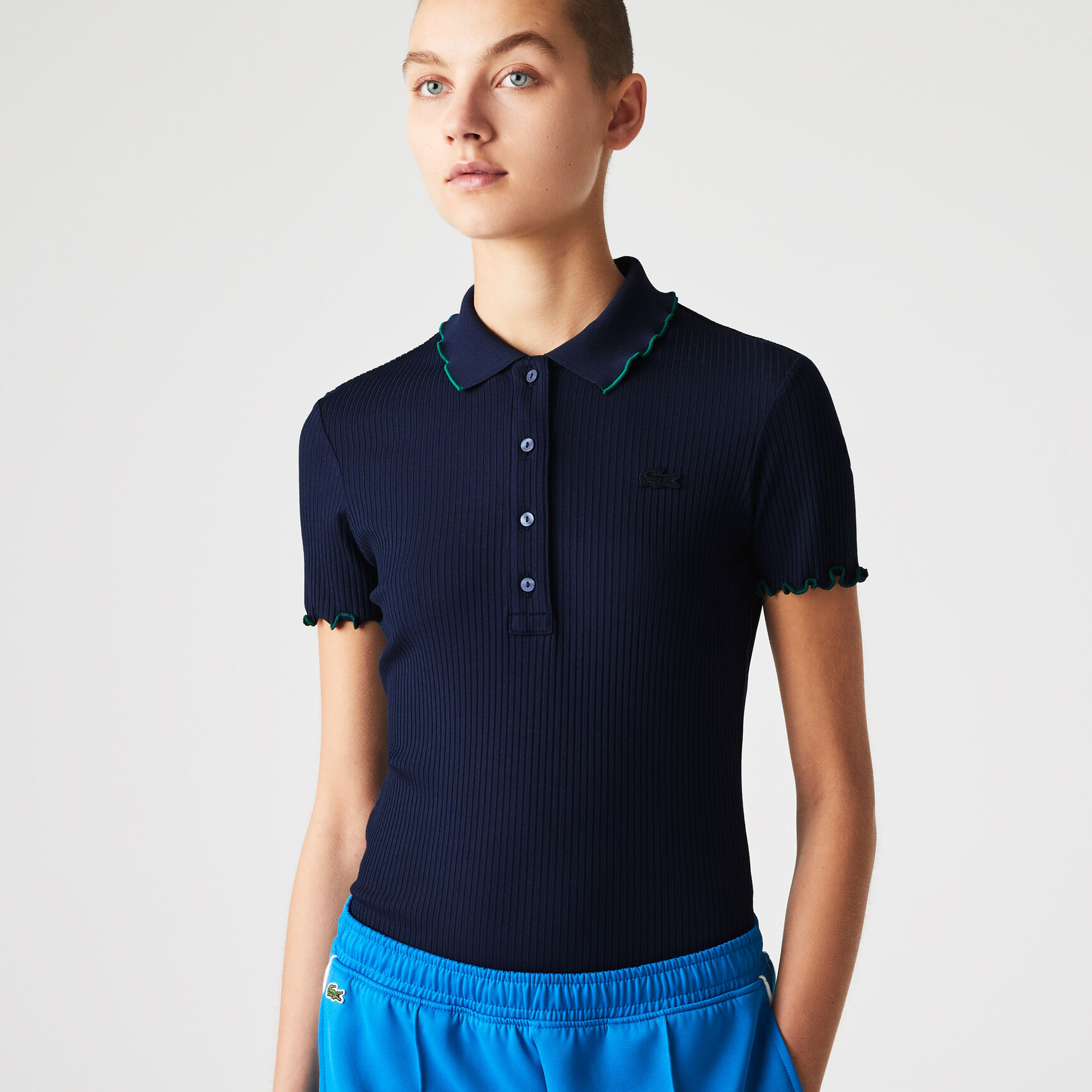 قميص بولو نسائي من Lacoste بقصة ضيقة مزين بتفاصيل مضلعة وملونة قميص بولو نسائي من Lacoste بقصة ضيقة مزين بتفاصيل مضلعة وملونة