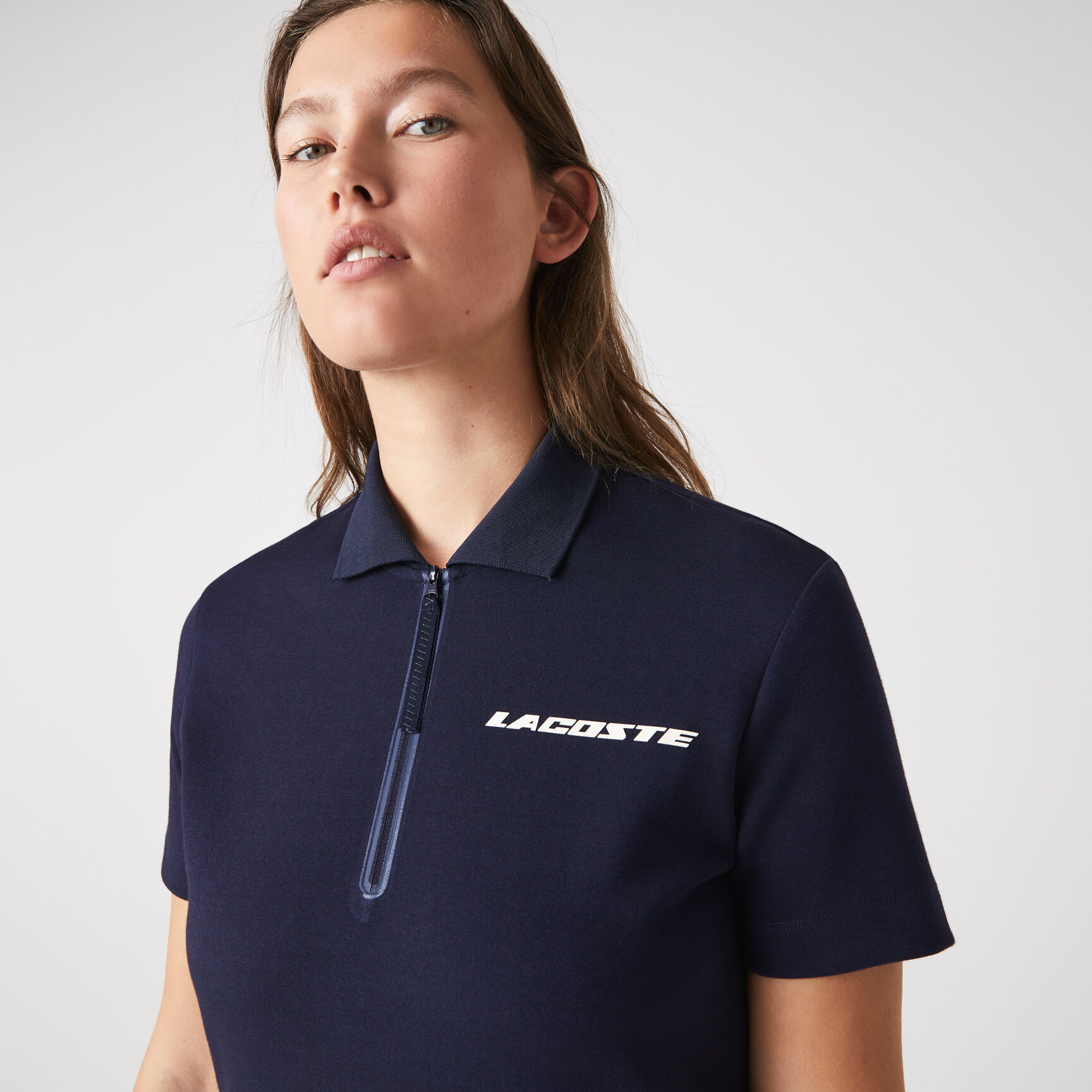 فستان بولو جيرسيه طبقتين بشعار الماركة بلون مغاير للنساء فستان بولو جيرسيه طبقتين بشعار الماركة بلون مغاير للنساء