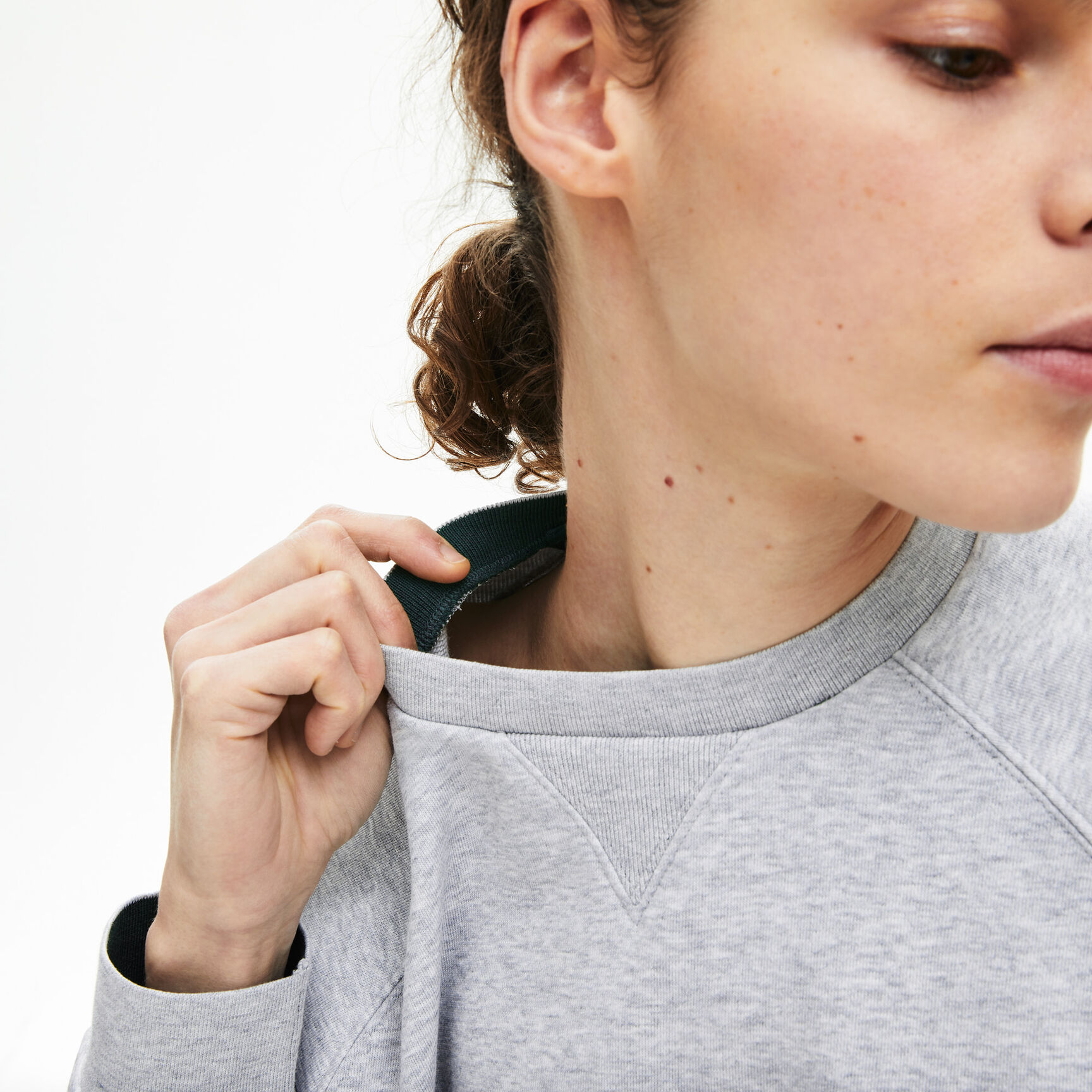 قميص ثقيل كلاسيكي للسيدات من الصوف بفتحة رقبة مستديرة