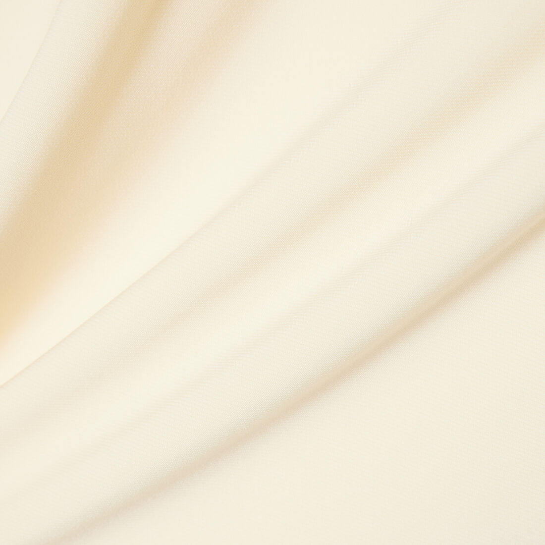 قميص بولو مطرز بقصة ضيقة قميص بولو مطرز بقصة ضيقة