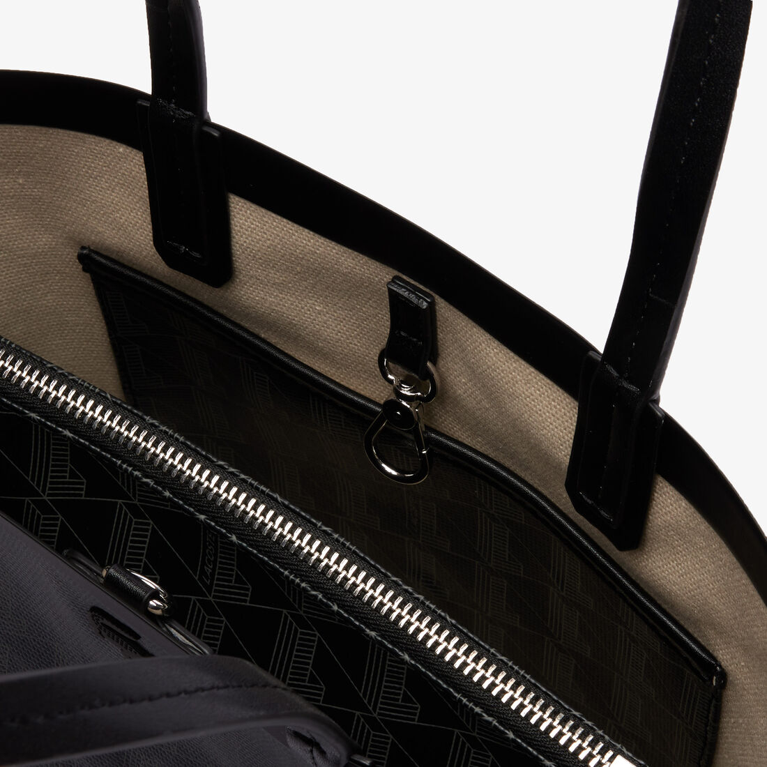 حقيبة توت صغيرة كانفا مغلفة بنقشة شعار الماركة من مجموعة زيلي حقيبة توت صغيرة كانفا مغلفة بنقشة شعار الماركة من مجموعة زيلي