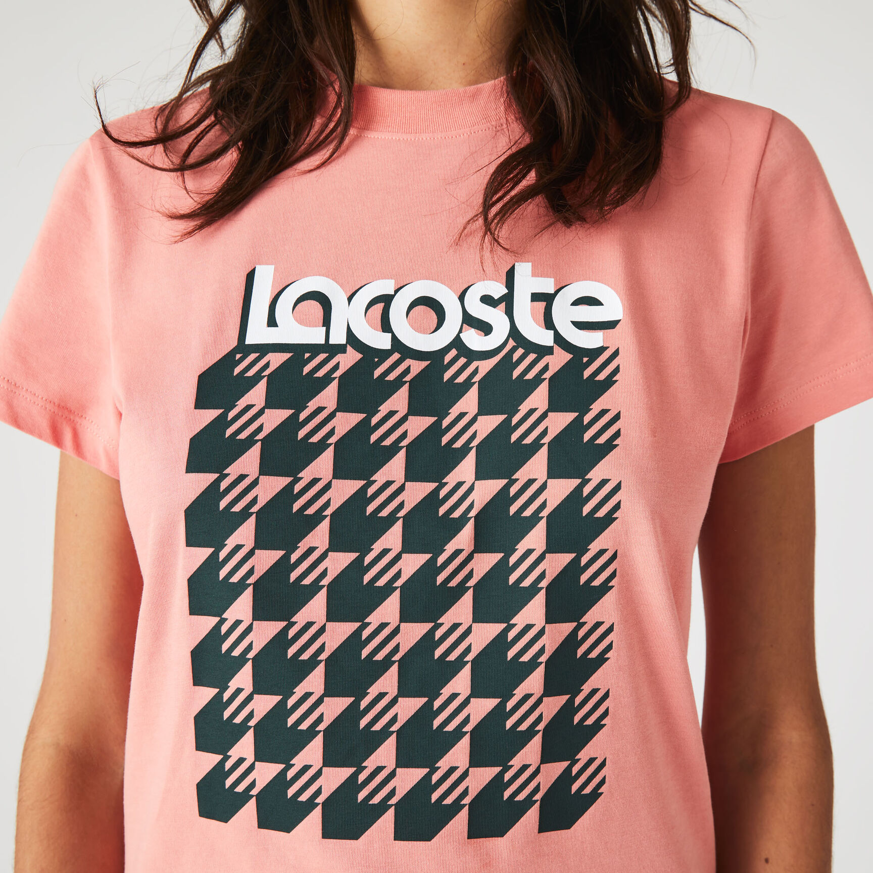 تيشيرت نسائي من مجموعة Lacoste SPORT يسمح بمرور الهواء ومزين بنقشة مربعات
