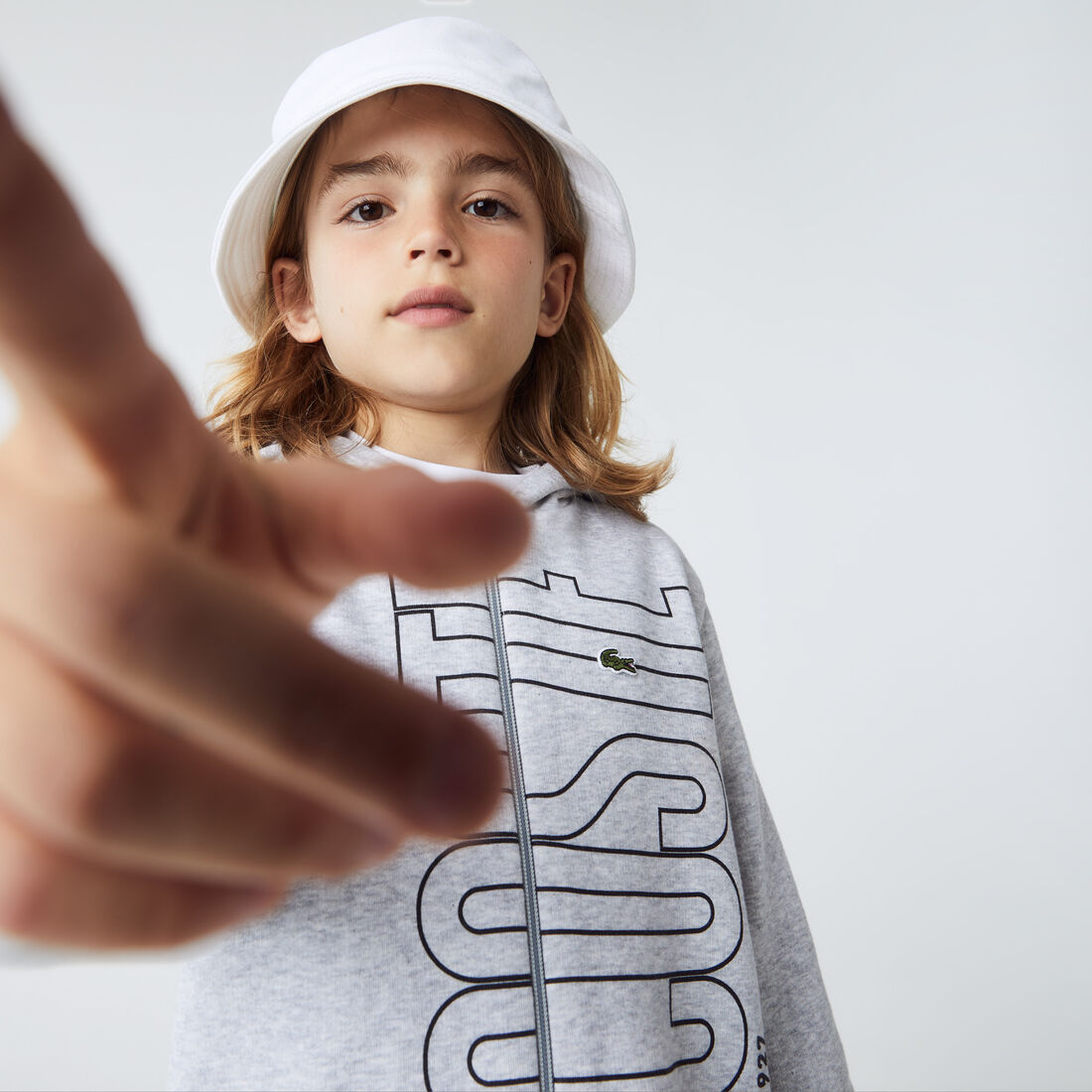 سويت شيرت لاكوست بغطاء رأس بسحّاب وشعار الماركة للأولاد سويت شيرت لاكوست بغطاء رأس بسحّاب وشعار الماركة للأولاد