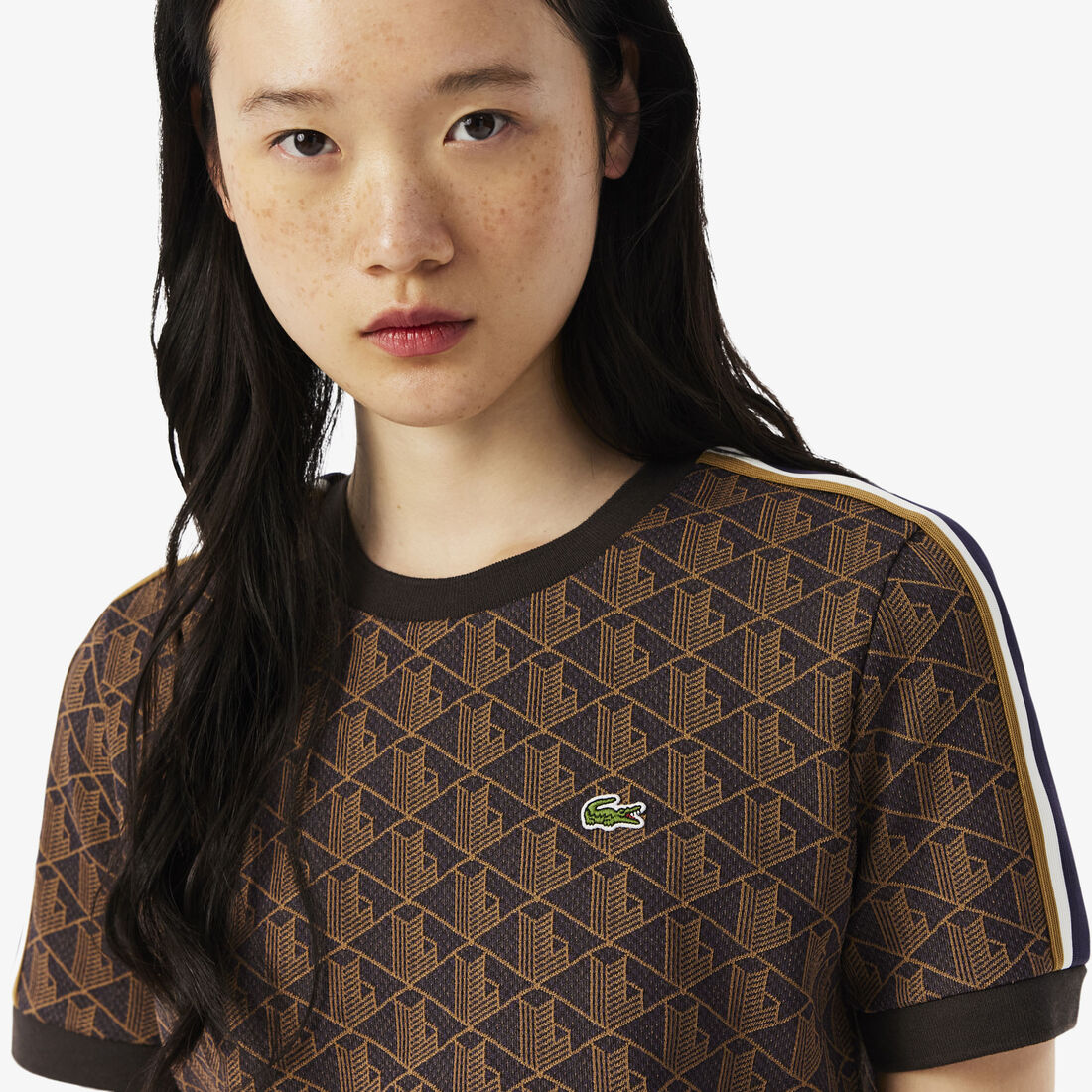 تي شيرت جاكار أحادي اللون بقصّة ضيقة تي شيرت جاكار أحادي اللون بقصّة ضيقة