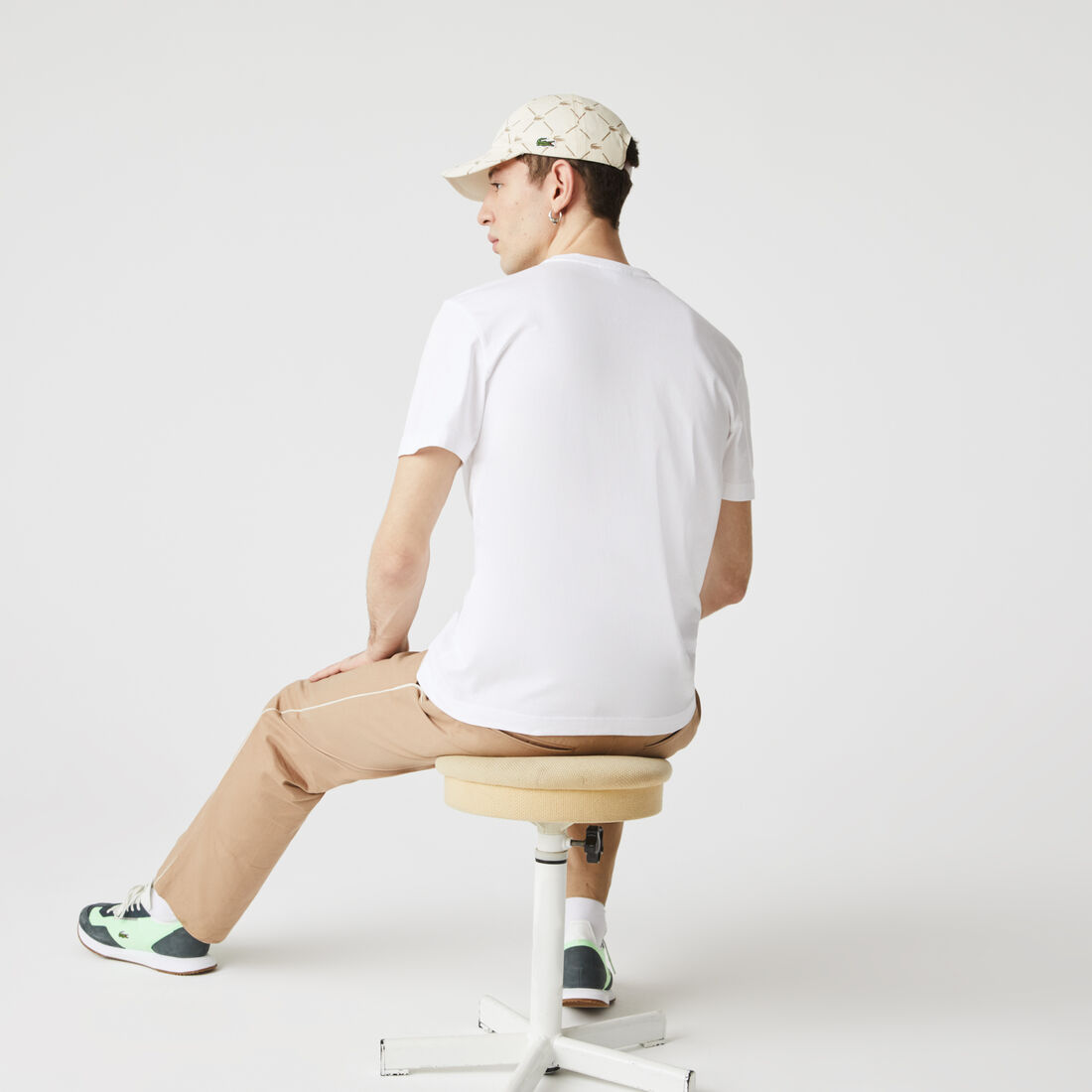 تي شيرت قطن للرجال بفتحة رقبة مستديرة وتوقيع مطبوع تي شيرت قطن للرجال بفتحة رقبة مستديرة وتوقيع مطبوع