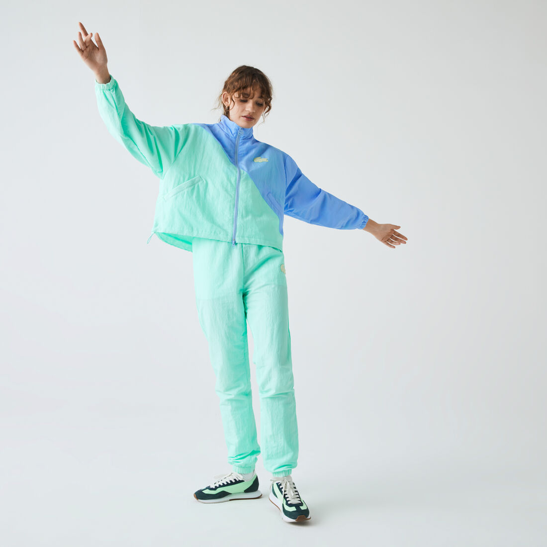 سترة بسحاب واقية من الرياح للنساء مزدوجة اللون من مجموعة Lacoste LIVE سترة بسحاب واقية من الرياح للنساء مزدوجة اللون من مجموعة Lacoste LIVE