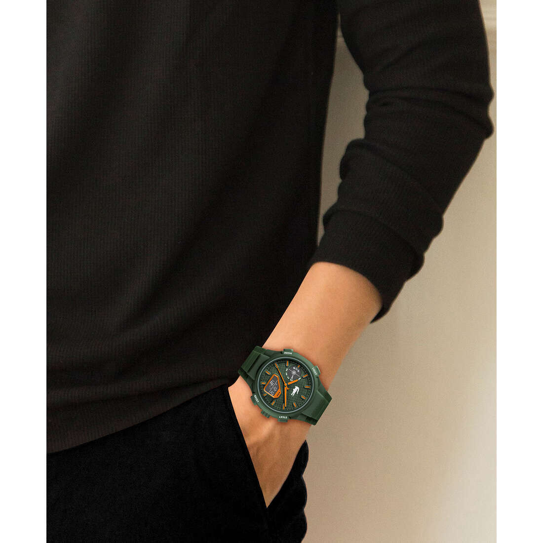 ساعة لاكوست دائرية أنالوج للرجال بهيكل كاكي ساعة لاكوست دائرية أنالوج للرجال بهيكل كاكي