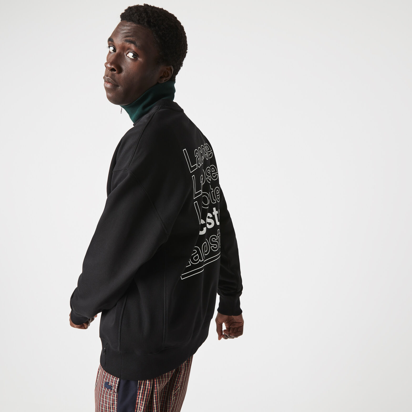 كنزة رجالي فضفاضة بقصة ضيقة وطبعة مع فتحة رقبة مستديرة من الصوف من مجموعة Lacoste L!VE كنزة رجالي فضفاضة بقصة ضيقة وطبعة مع فتحة رقبة مستديرة من الصوف من مجموعة Lacoste L!VE