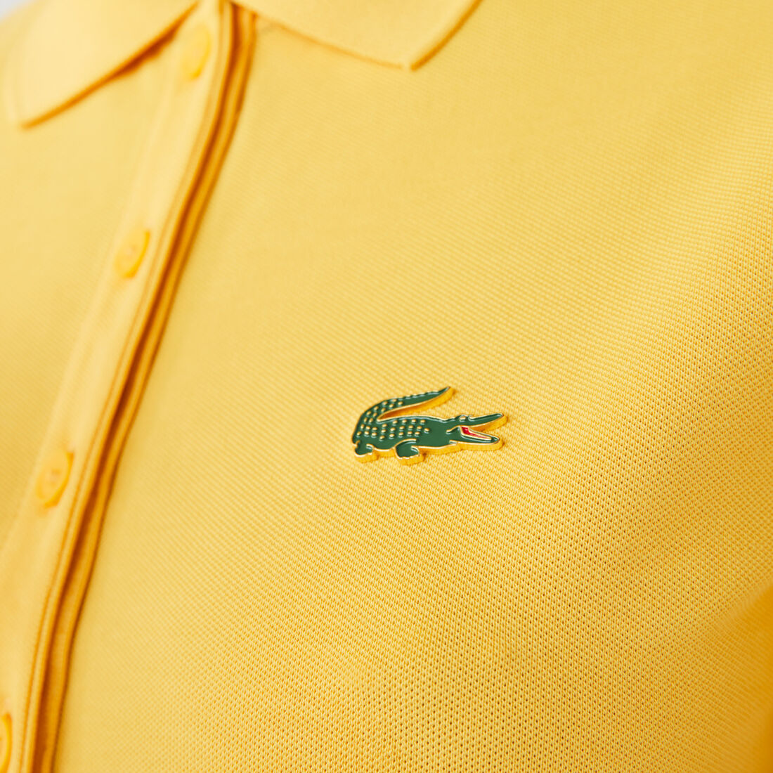 فستان بولو بيكيه القطن المرن مجموعة Lacoste LIVE للنساء فستان بولو بيكيه القطن المرن مجموعة Lacoste LIVE للنساء