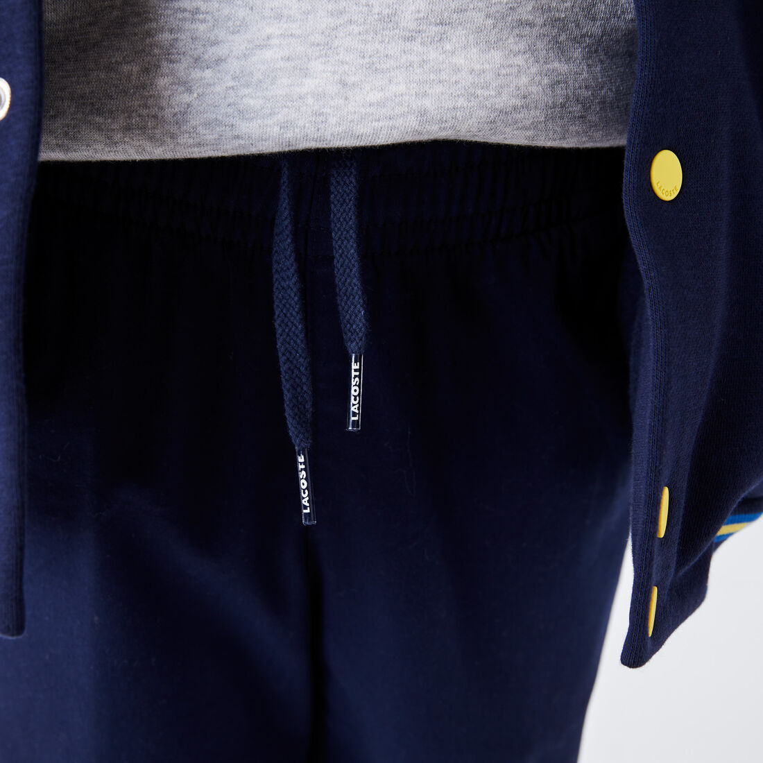 بنطال تشينو للأولاد من قطن الجبردين المطاطي من لاكوست بنطال تشينو للأولاد من قطن الجبردين المطاطي من لاكوست