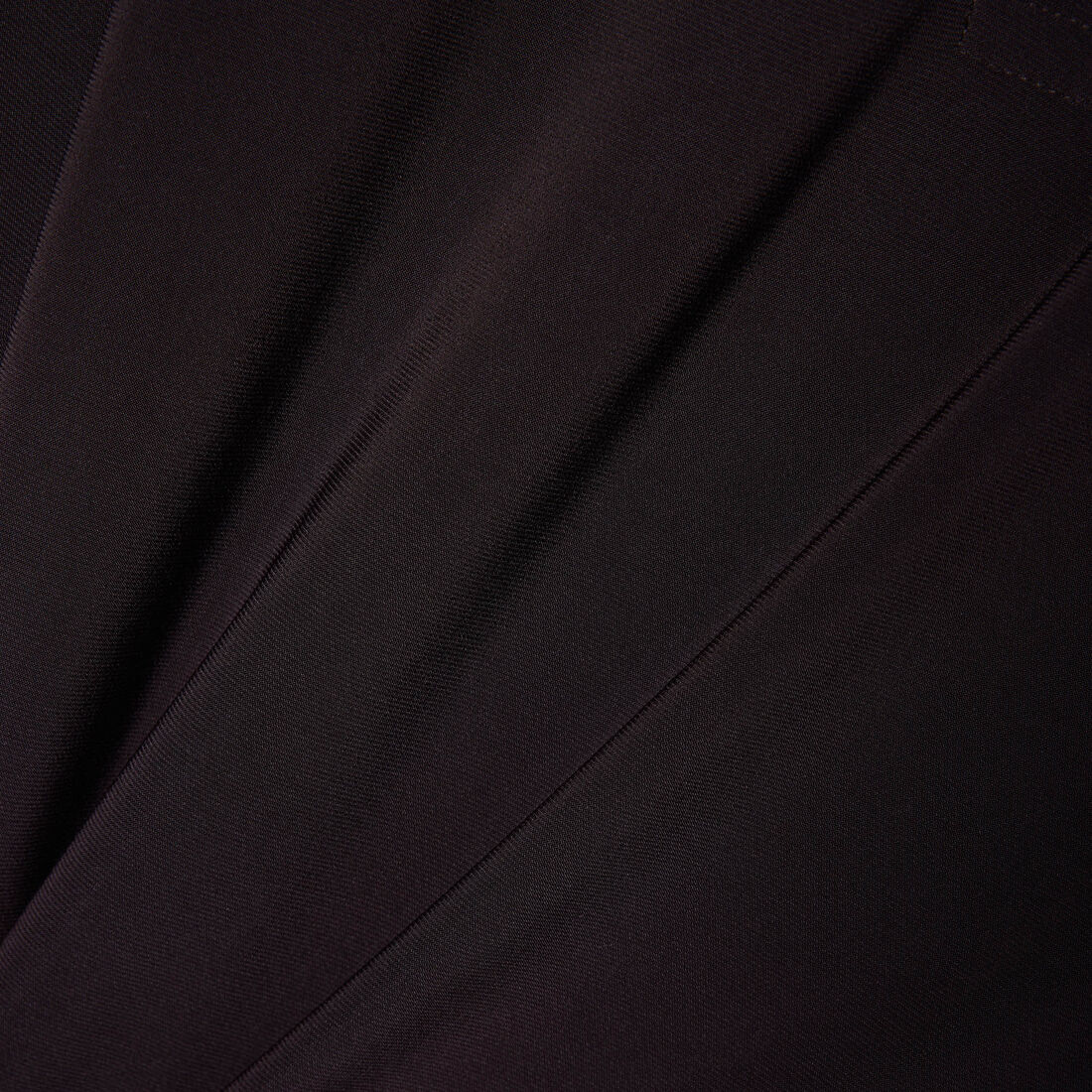 قميص بولو مطرز بقصة ضيقة قميص بولو مطرز بقصة ضيقة