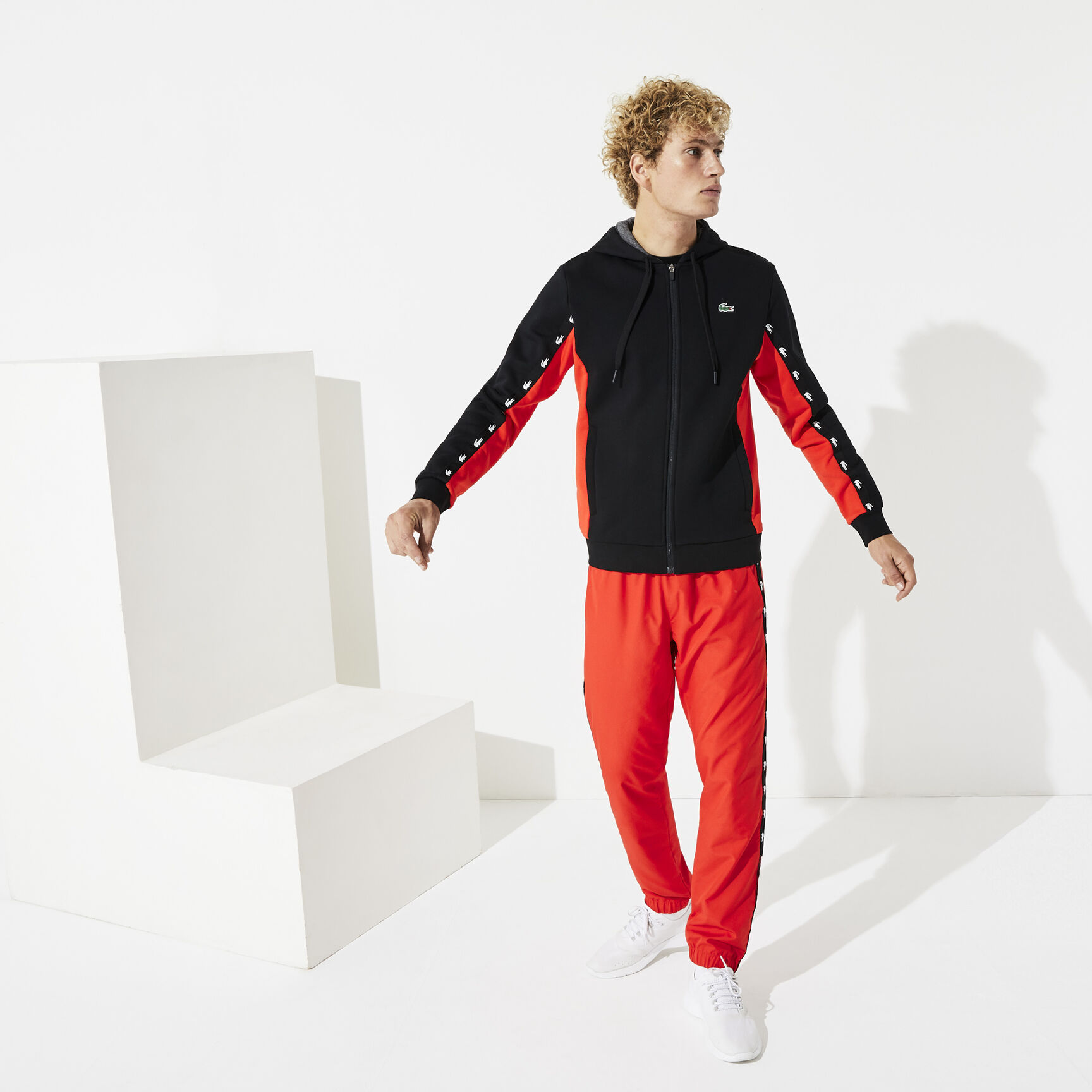 قميص ثقيل للرجال مصنوع من الصوف بلونين ومزود بغطاء رأس من مجموعة Lacoste SPORT قميص ثقيل للرجال مصنوع من الصوف بلونين ومزود بغطاء رأس من مجموعة Lacoste SPORT