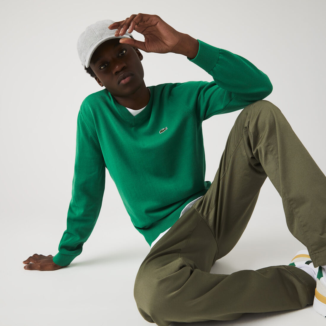 سترة قطنية أحادية اللون بفتحة رقبة على شكل حرف V