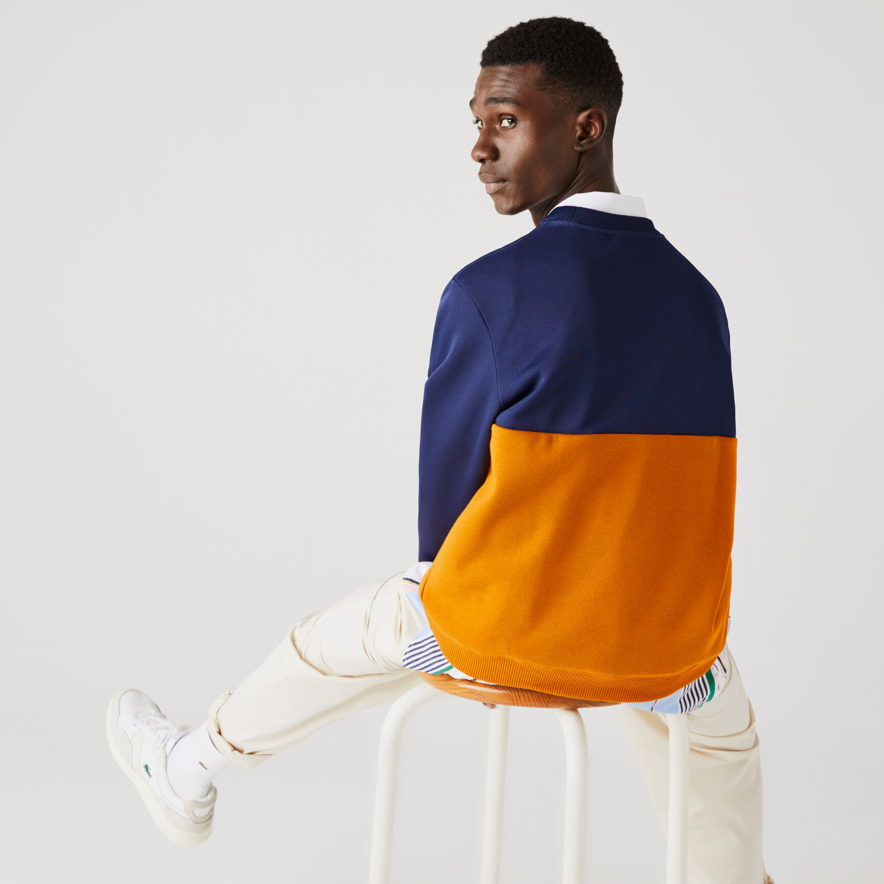 سويت شيرت بيكيه للرجال مع فتحة رقبة مستديرة ونقشات كتابية بكتل اللونية سويت شيرت بيكيه للرجال مع فتحة رقبة مستديرة ونقشات كتابية بكتل اللونية