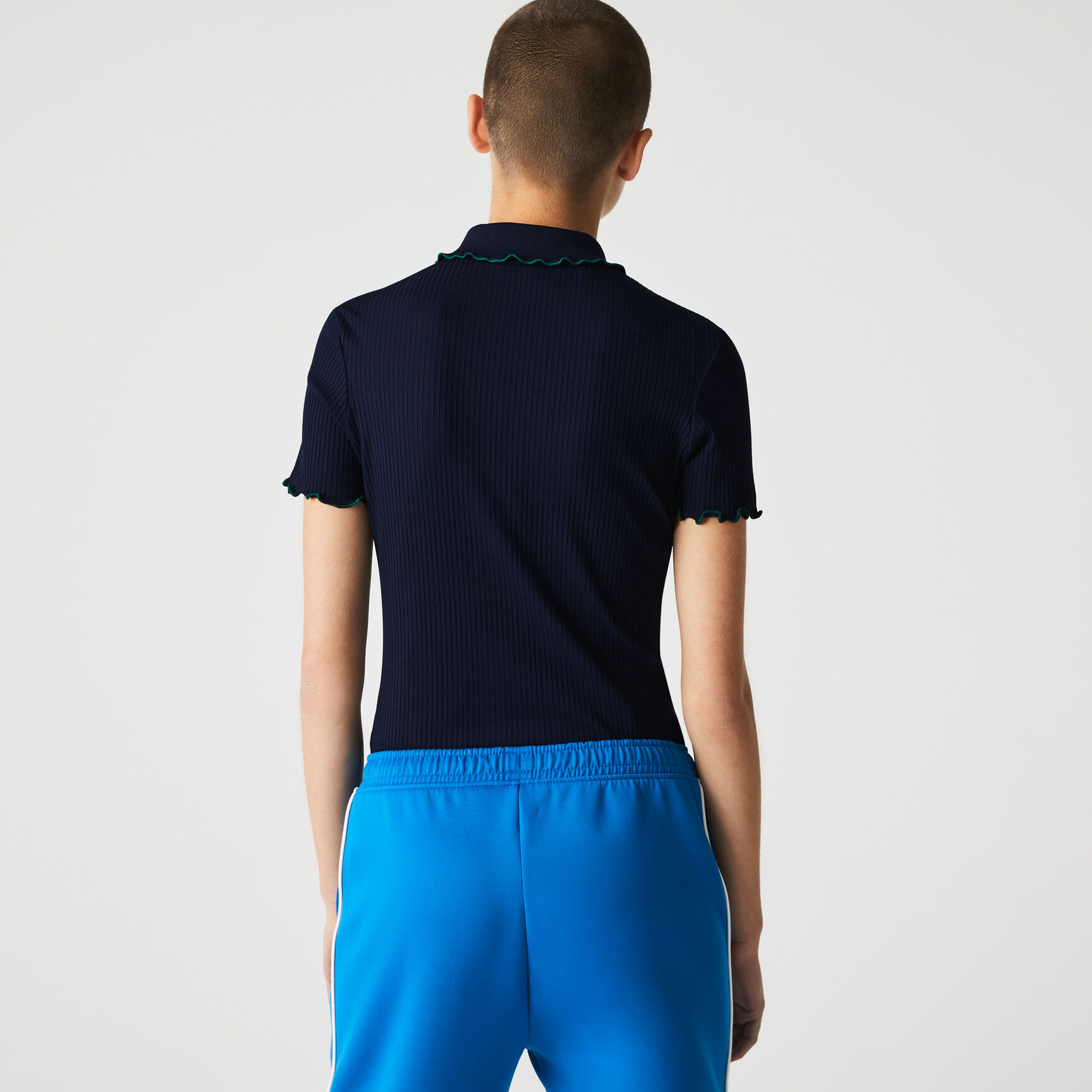 قميص بولو نسائي من Lacoste بقصة ضيقة مزين بتفاصيل مضلعة وملونة قميص بولو نسائي من Lacoste بقصة ضيقة مزين بتفاصيل مضلعة وملونة