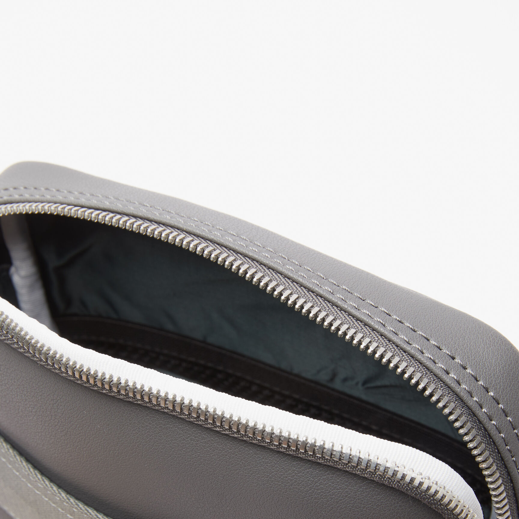 حقيبة كروس لاكوست قنب بشعار الماركة بلون مغاير للرجال