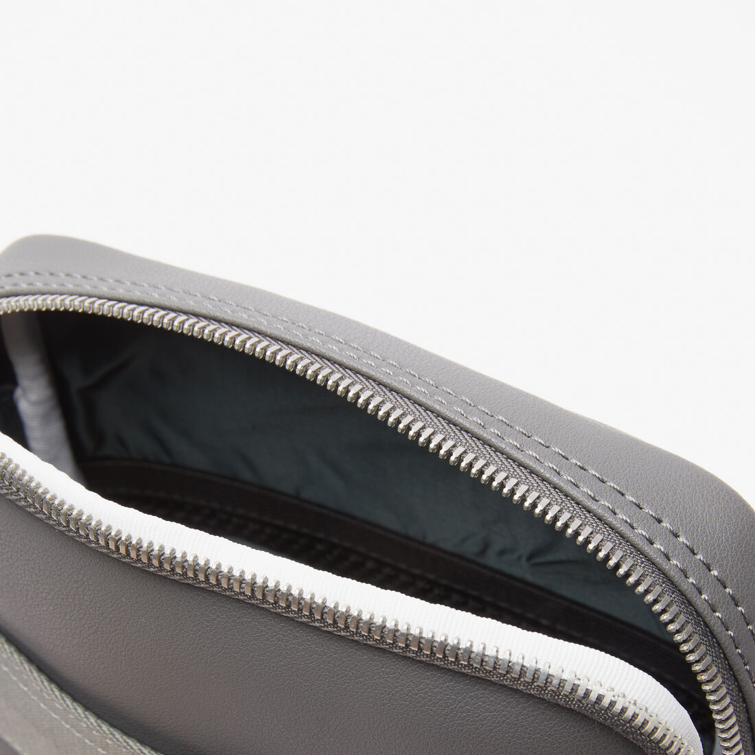 حقيبة كروس لاكوست قنب بشعار الماركة بلون مغاير للرجال حقيبة كروس لاكوست قنب بشعار الماركة بلون مغاير للرجال