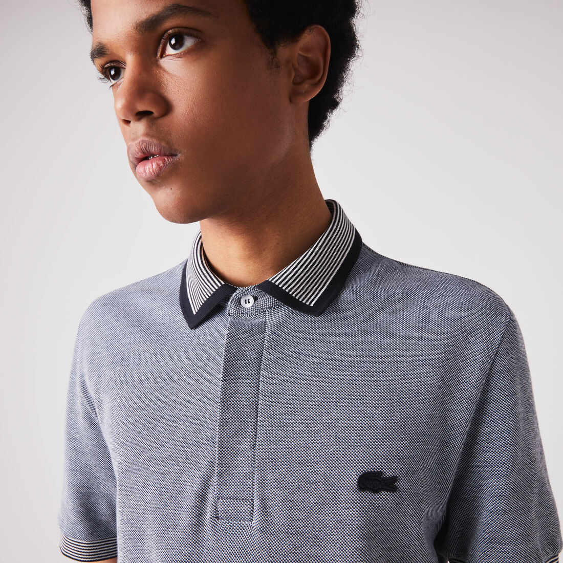 تيشيرت بولو لاكوست قطن بقصة عادية وحواف مخططة للرجال تيشيرت بولو لاكوست قطن بقصة عادية وحواف مخططة للرجال