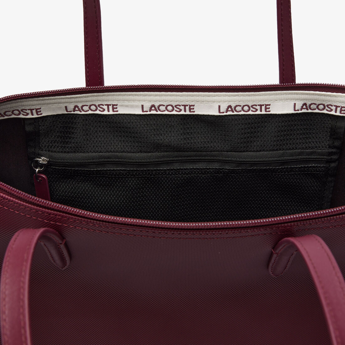 حقيبة توت كبيرة L.12.12 من الكانفا بالطبعة المميزة لأسم الماركة حقيبة توت كبيرة L.12.12 من الكانفا بالطبعة المميزة لأسم الماركة