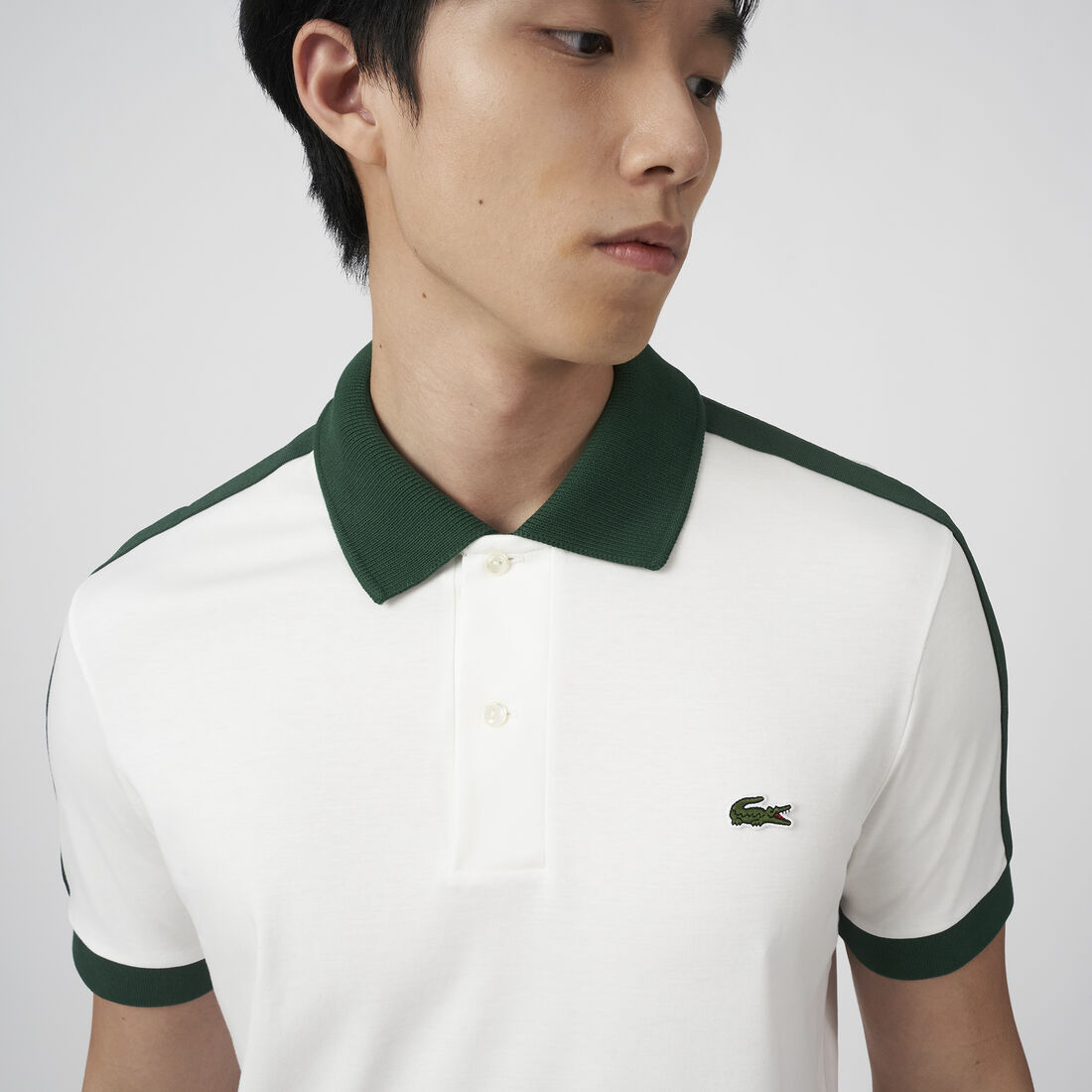 تيشيرت بولو لاكوست بقصة كلاسيكية وياقة بلون مغاير للرجال تيشيرت بولو لاكوست بقصة كلاسيكية وياقة بلون مغاير للرجال