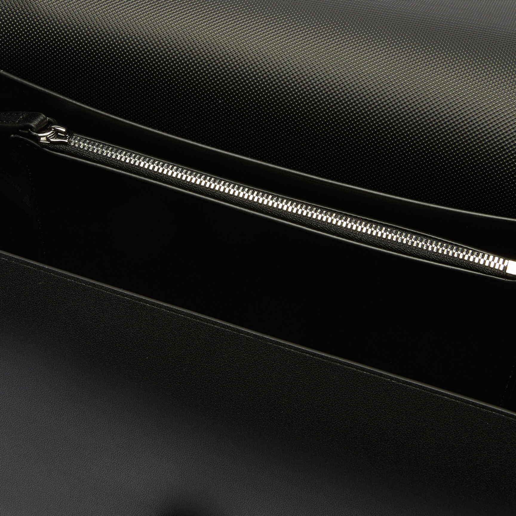 حقيبة كتف جلد كبيرة مع إبزيم التمساح مجموعة Croco Turn للنساء