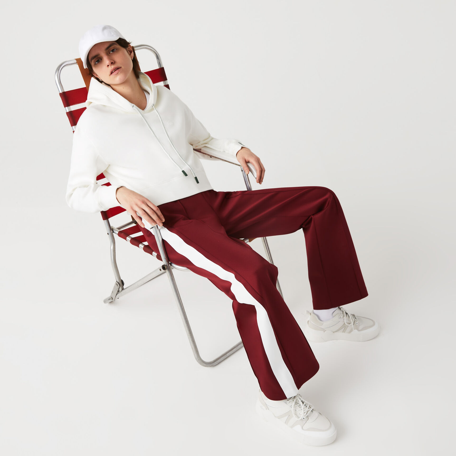 بنطال رياضي كلاسيكي بقصة فضفاضة وأشرطة جانبية للنساء