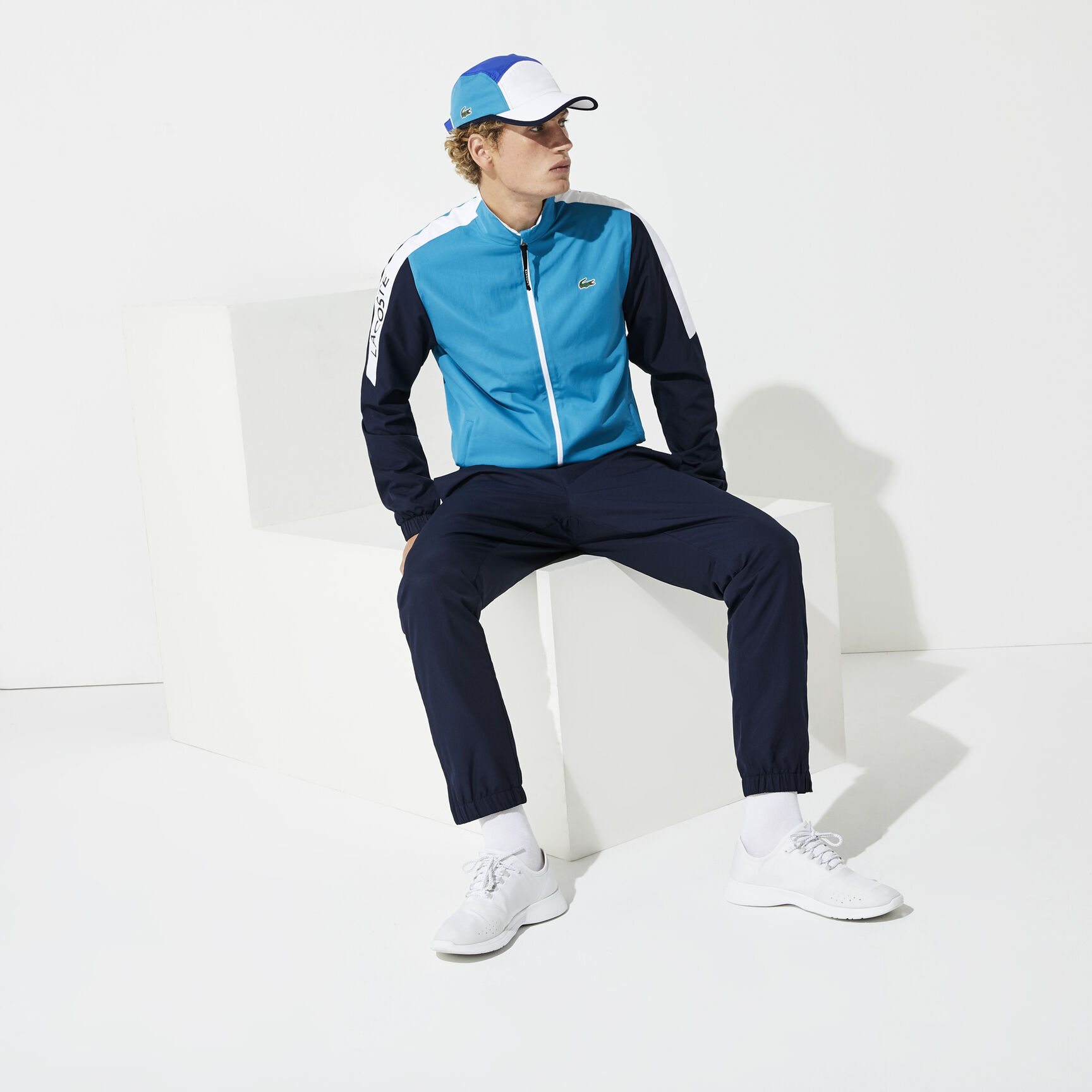 بذلة رياضية خفيفة بألوان متعددة للرجال من مجموعة Lacoste SPORT بذلة رياضية خفيفة بألوان متعددة للرجال من مجموعة Lacoste SPORT