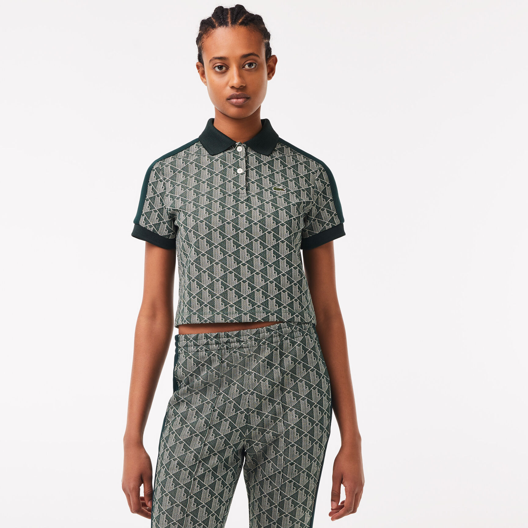 تيشيرت بولو بقصة عادية وياقة بلون مغاير ونقشة شعار الماركة للنساء تيشيرت بولو بقصة عادية وياقة بلون مغاير ونقشة شعار الماركة للنساء