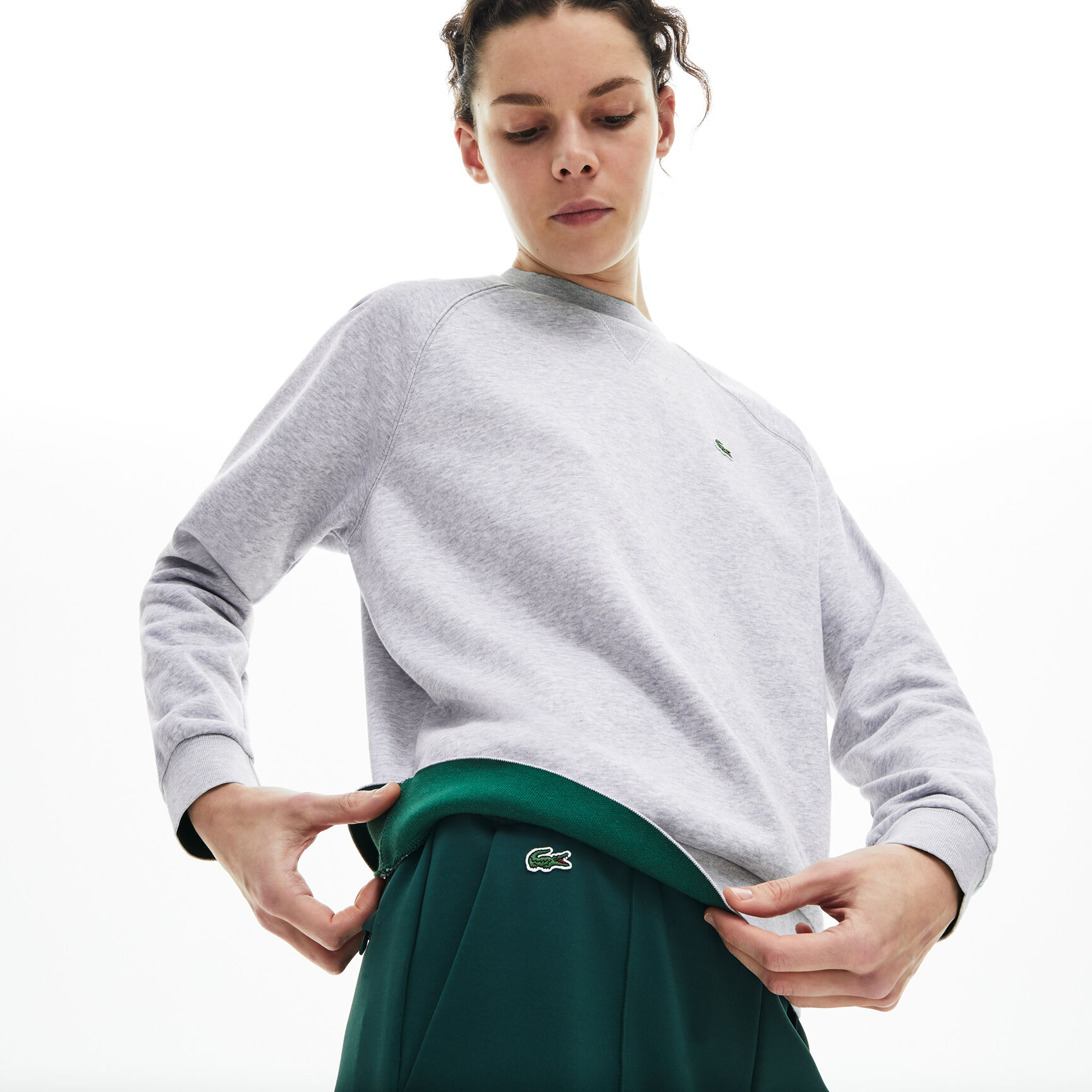 قميص ثقيل كلاسيكي للسيدات من الصوف بفتحة رقبة مستديرة