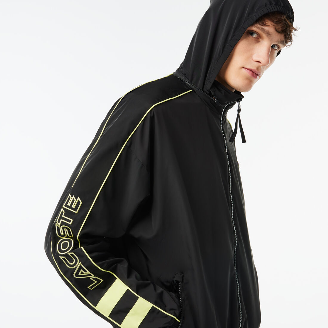 سترة دون أكمام مبطنة بالزغب ومزينة بشعار التمساح المبطن سترة دون أكمام مبطنة بالزغب ومزينة بشعار التمساح المبطن