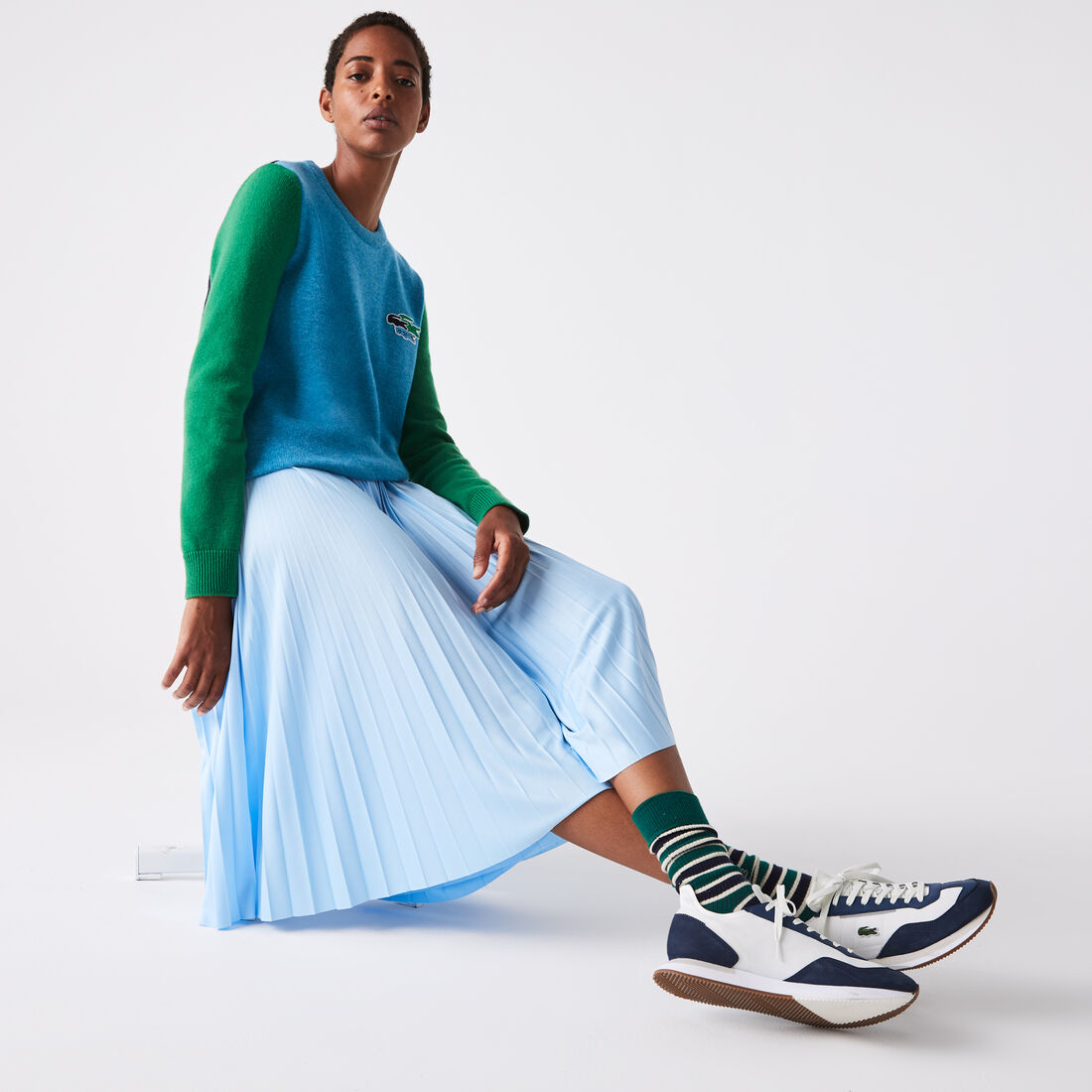 تنورة نسائية متوسطة الطول بطيات ومزينة بحروف Lacoste تنورة نسائية متوسطة الطول بطيات ومزينة بحروف Lacoste