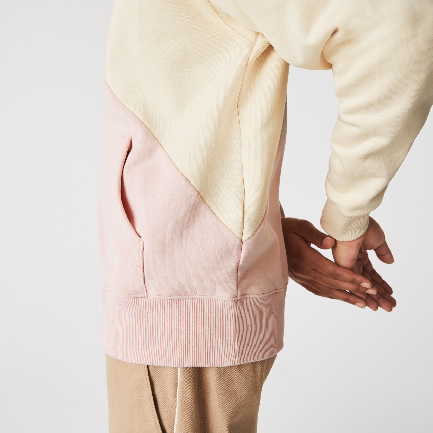 سويت شيرت صوف مزدوج اللون بغطاء رأس وقصة فضفاضة للجنسين مجموعة Lacoste LIVE لاكوست سويت شيرت صوف مزدوج اللون بغطاء رأس وقصة فضفاضة للجنسين مجموعة lacoste live