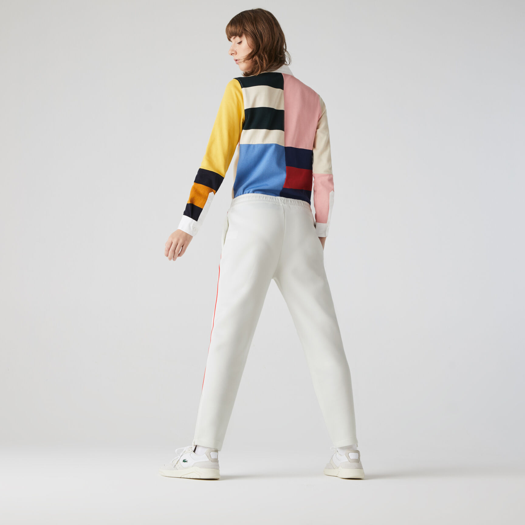 بنطال رياضي للنساء بقصة مستقيمة وشرائط متباينة اللون بنطال رياضي للنساء بقصة مستقيمة وشرائط متباينة اللون