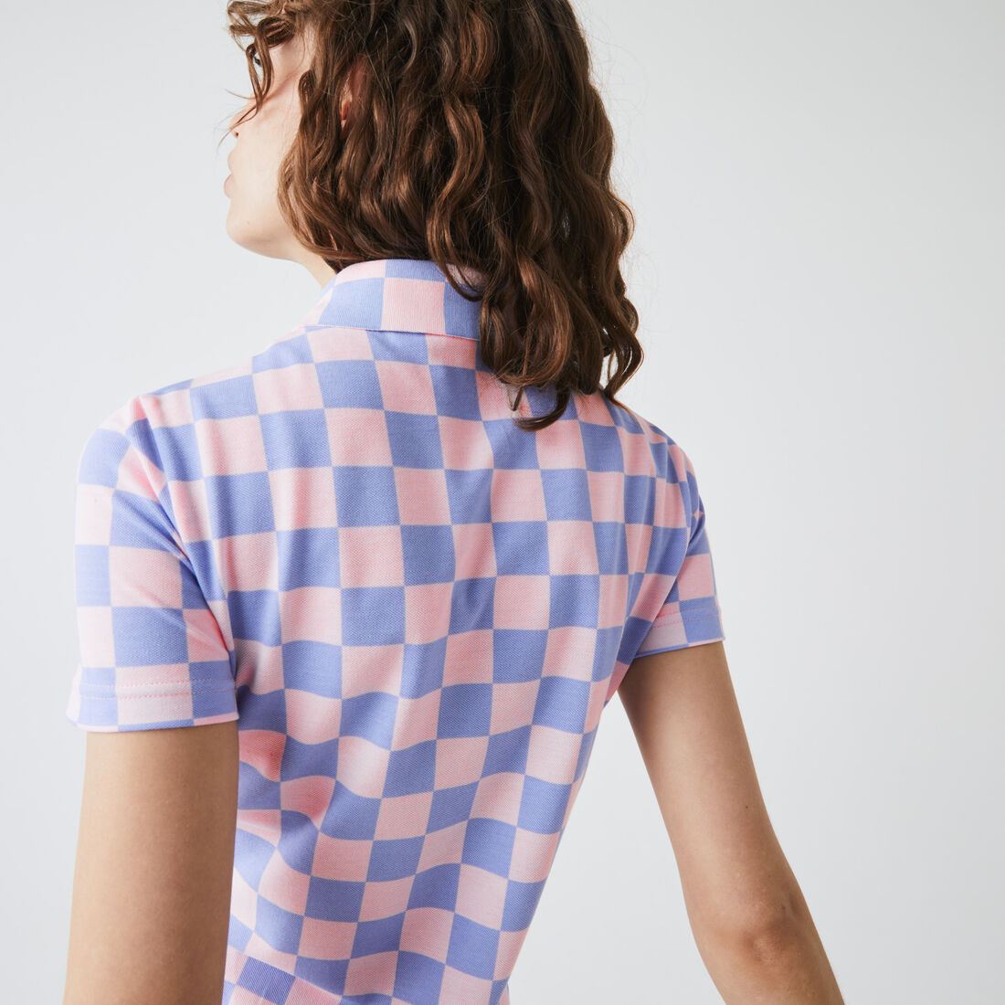 فستان بولو للنساء بيكيه القطن وأنماط رقعة الداما مجموعة Lacoste LIVE فستان بولو للنساء بيكيه القطن وأنماط رقعة الداما مجموعة Lacoste LIVE