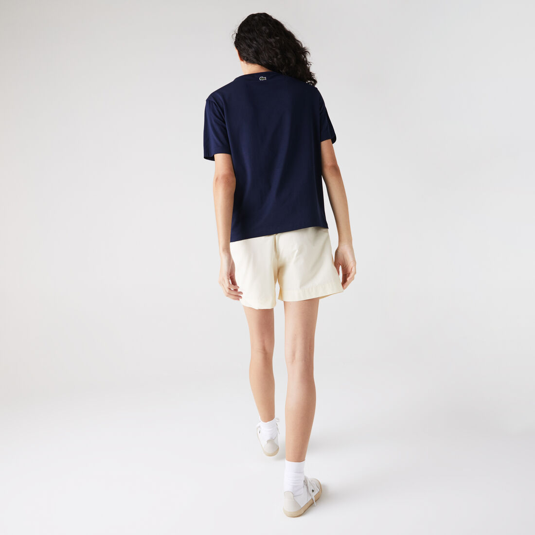 تي شيرت من القطن الناعم بفتحة رقبة مستديرة مع علامة Lacoste المطبوعة للنساء تي شيرت من القطن الناعم بفتحة رقبة مستديرة مع علامة Lacoste المطبوعة للنساء