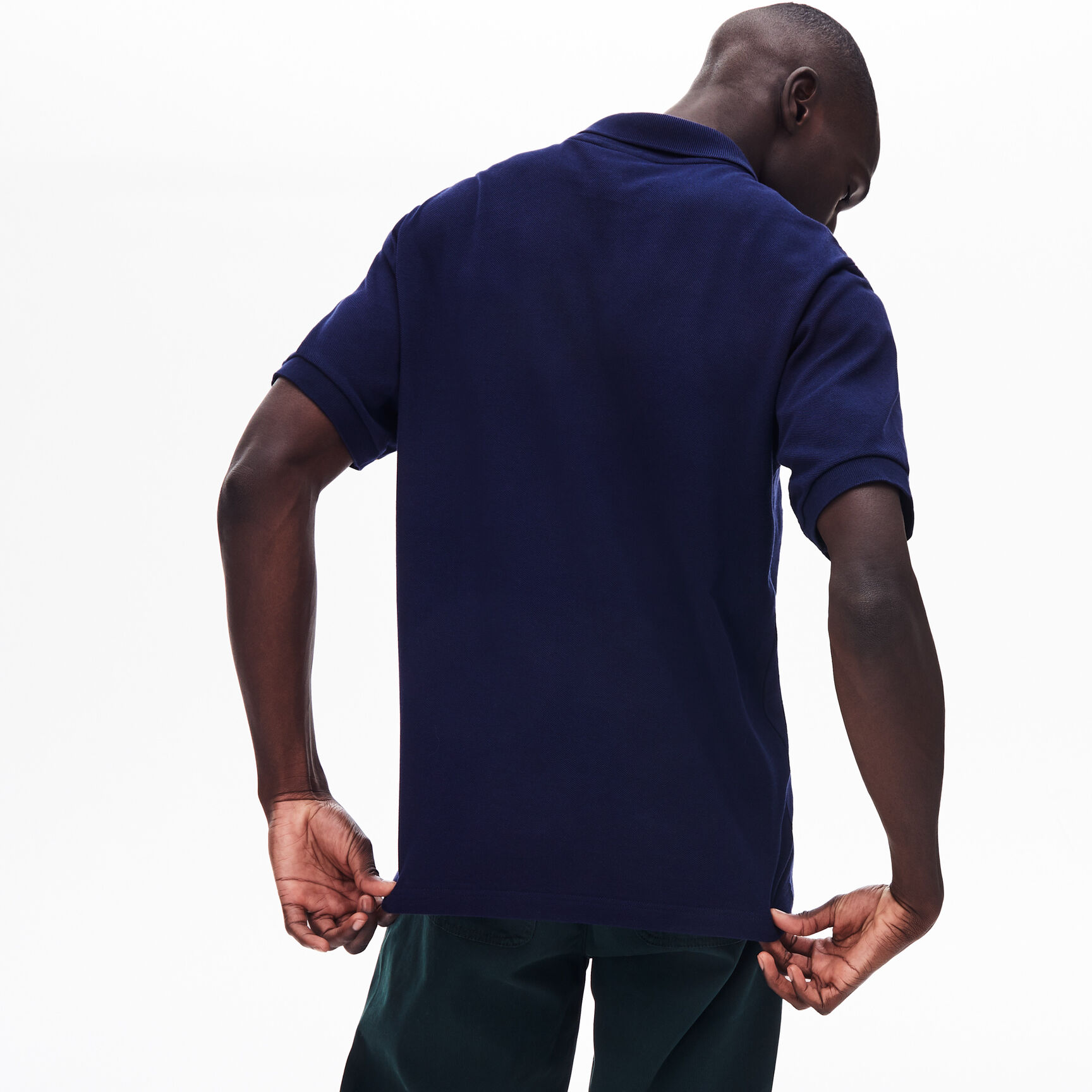 قميص بولو للرجال مقلم محيك من قطن البيكيه من مجموعة Lacoste L.12.12 قميص بولو للرجال مقلم محيك من قطن البيكيه من مجموعة Lacoste L.12.12