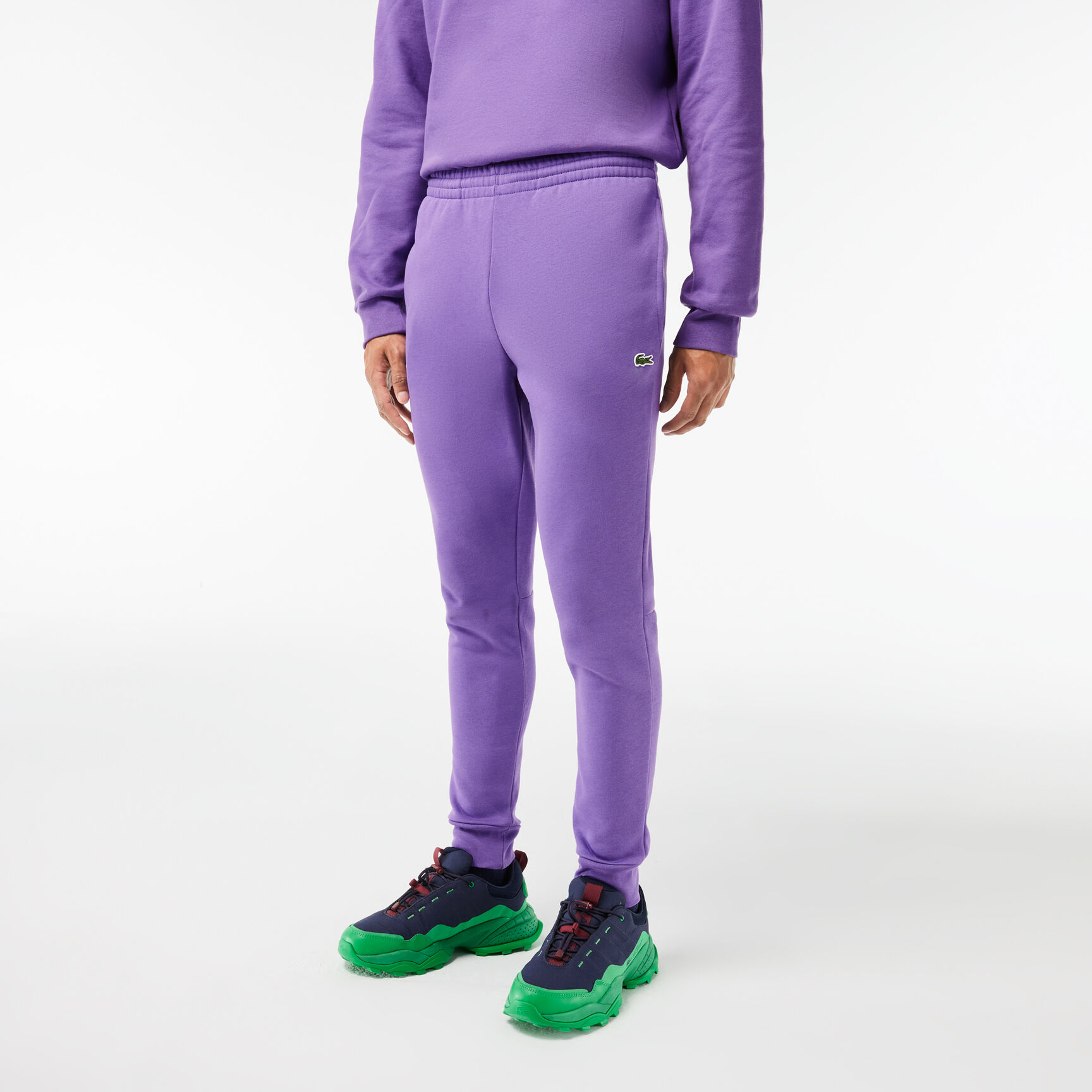 بنطال رياضي بقصة ضيقة