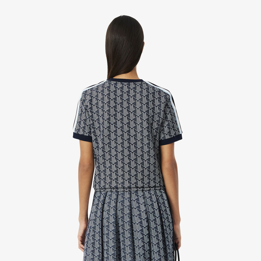 تي شيرت جاكار أحادي اللون بقصّة ضيقة تي شيرت جاكار أحادي اللون بقصّة ضيقة