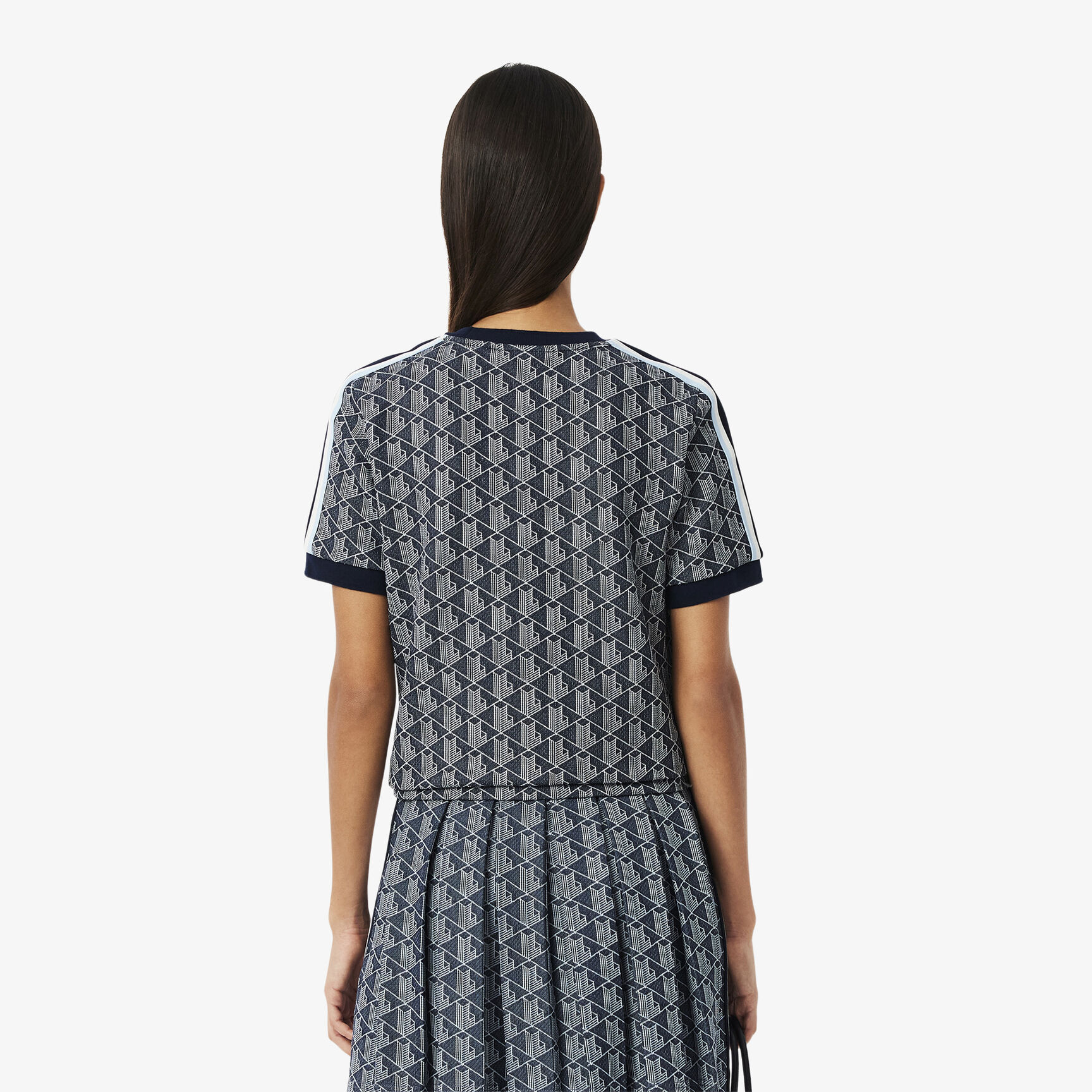 تي شيرت جاكار أحادي اللون بقصّة ضيقة تي شيرت جاكار أحادي اللون بقصّة ضيقة