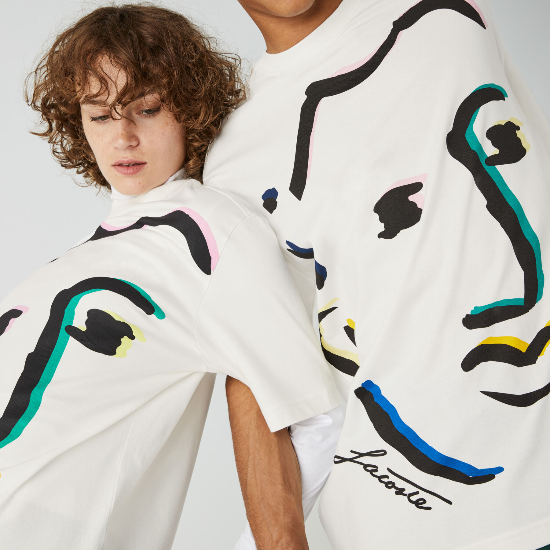لاكوست تي شيرت قطن مع طبعة وجه مميزة من مجموعة lacoste live للجنسين