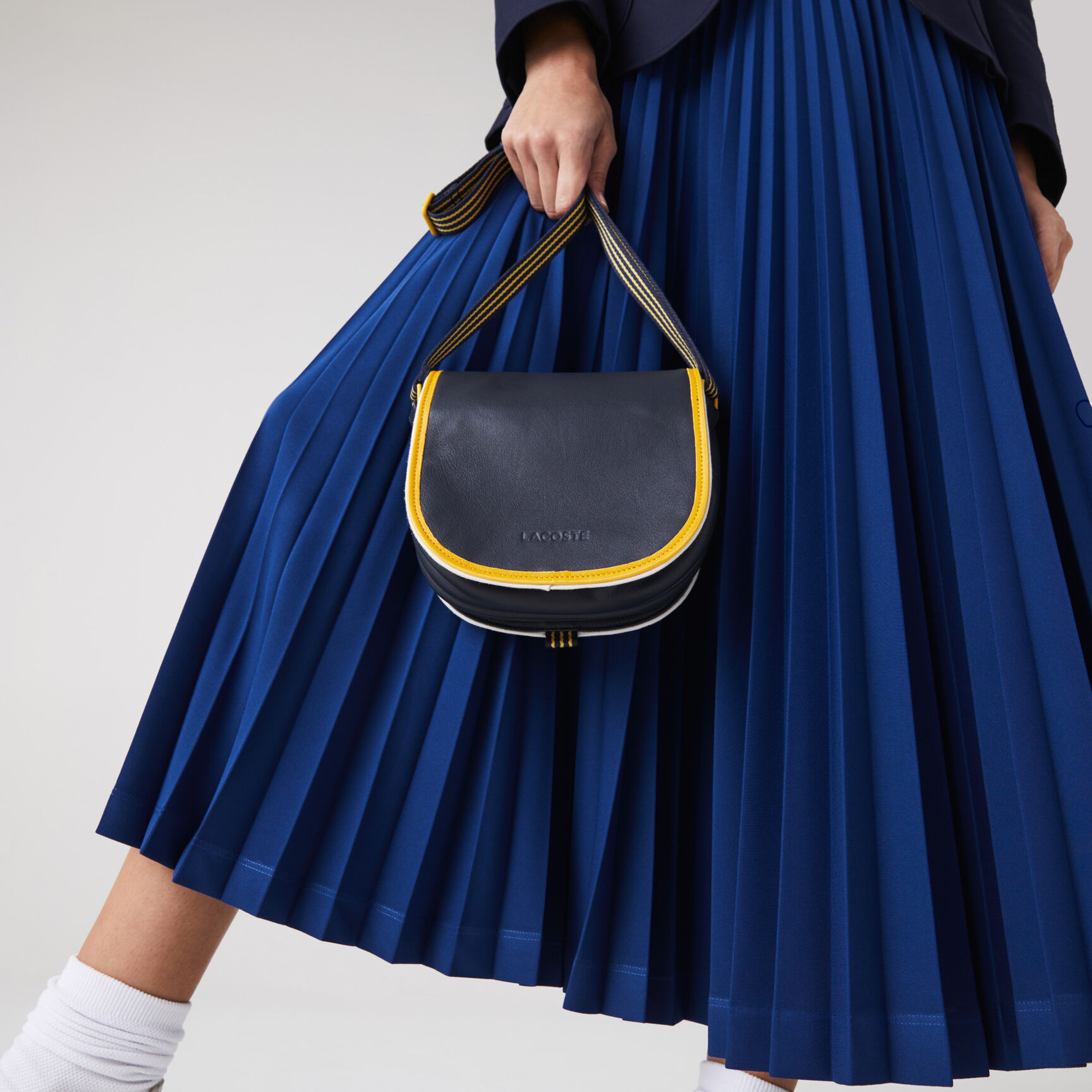 حقيبة هوبو صغيرة مع شريط بلون مختلف من مجموعة Court Line للنساء حقيبة هوبو صغيرة مع شريط بلون مختلف من مجموعة Court Line للنساء