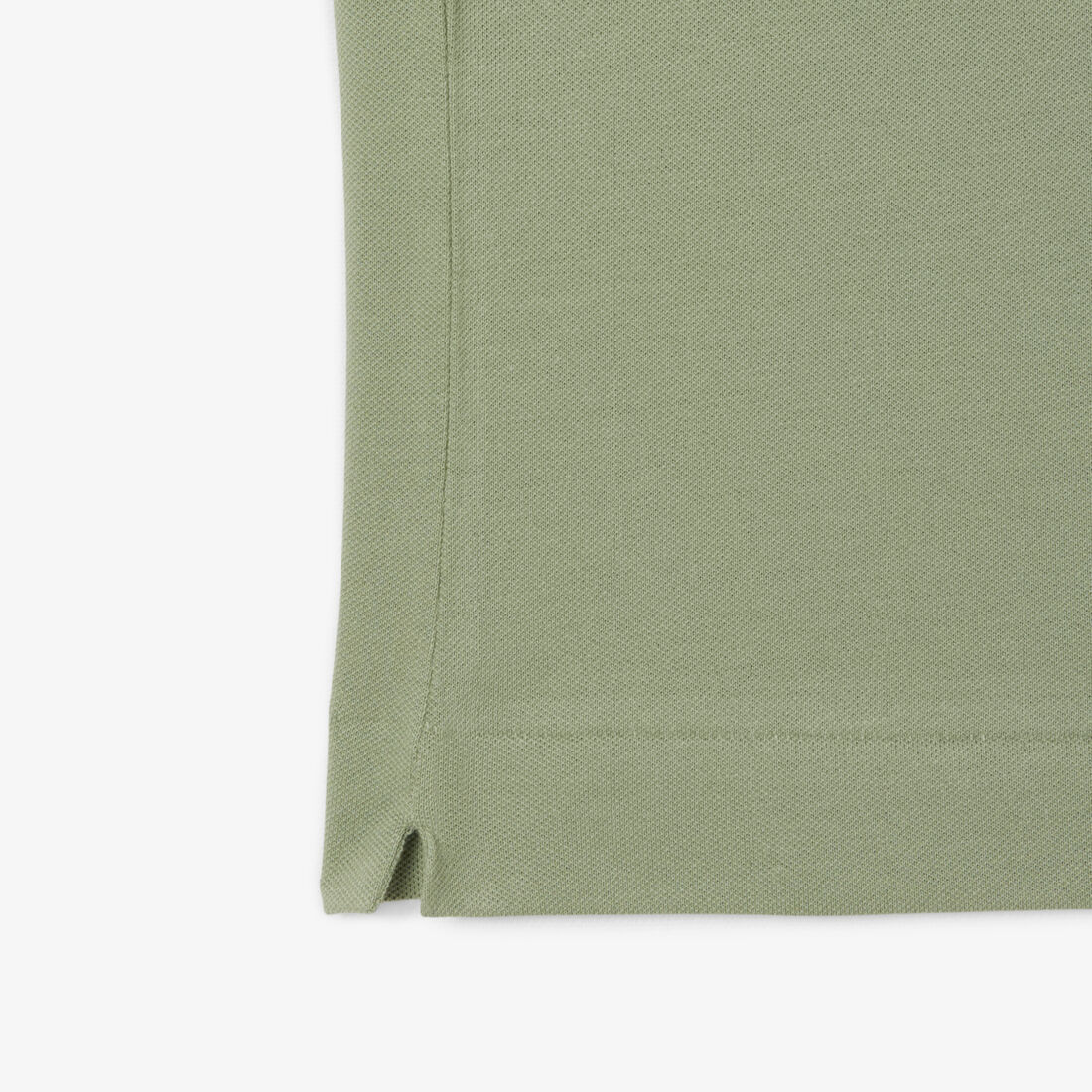 قميص بولو بيكيه خفيف بقصة كلاسيكية L.12.12 قميص بولو بيكيه خفيف بقصة كلاسيكية L.12.12