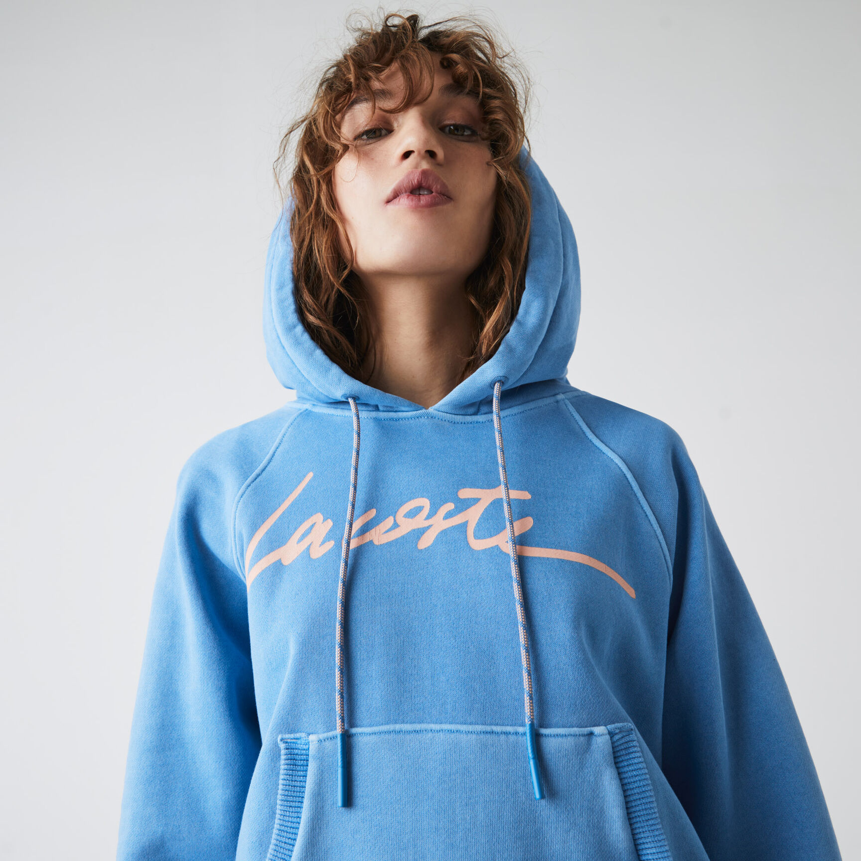 سويت شيرت الصوف القطني بغطاء رأس للنساء مع نقشة كتابية سويت شيرت الصوف القطني بغطاء رأس للنساء مع نقشة كتابية