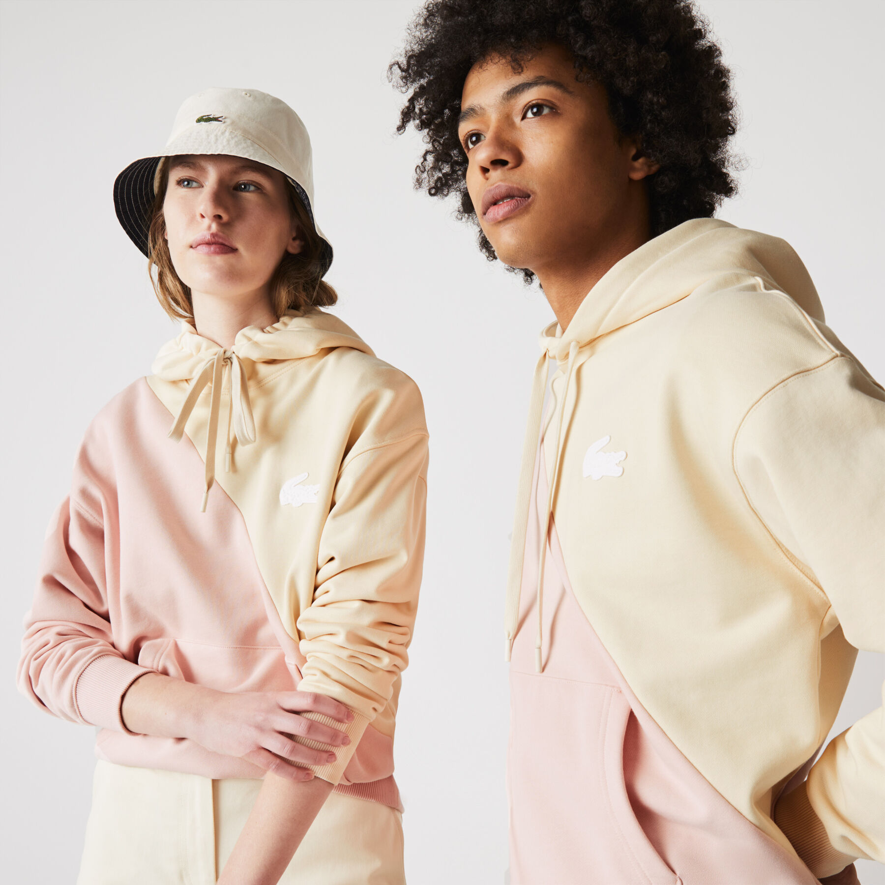سويت شيرت صوف مزدوج اللون بغطاء رأس وقصة فضفاضة للجنسين مجموعة Lacoste LIVE لاكوست سويت شيرت صوف مزدوج اللون بغطاء رأس وقصة فضفاضة للجنسين مجموعة lacoste live