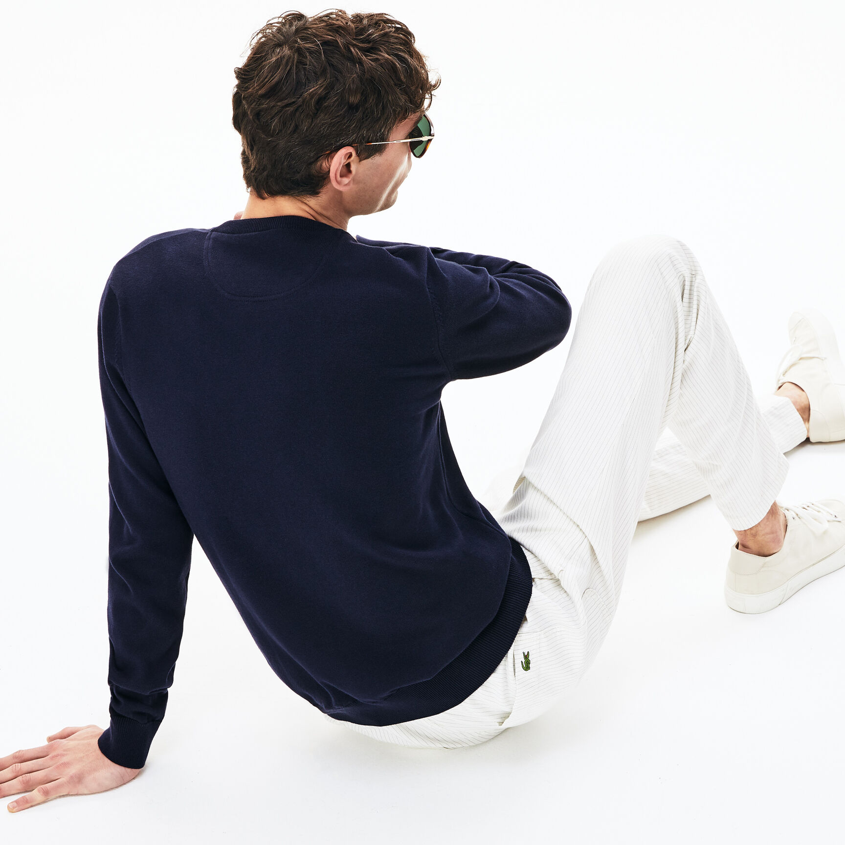 قميص ثقيل من القطن الجيرسيه الكافيار بيكيه بفتحة رقبة على شكل حرف V قميص ثقيل من القطن الجيرسيه الكافيار بيكيه بفتحة رقبة على شكل حرف V