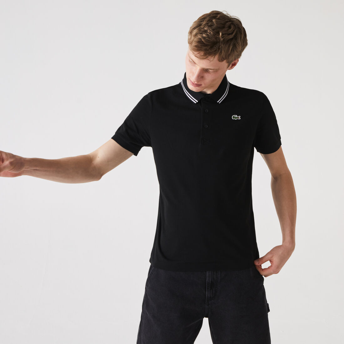 قميص بولو من القطن خفيف الوزن مع تفاصيل بلون مغاير من مجموعة Lacoste SPORT للرجال قميص بولو من القطن خفيف الوزن مع تفاصيل بلون مغاير من مجموعة Lacoste SPORT للرجال