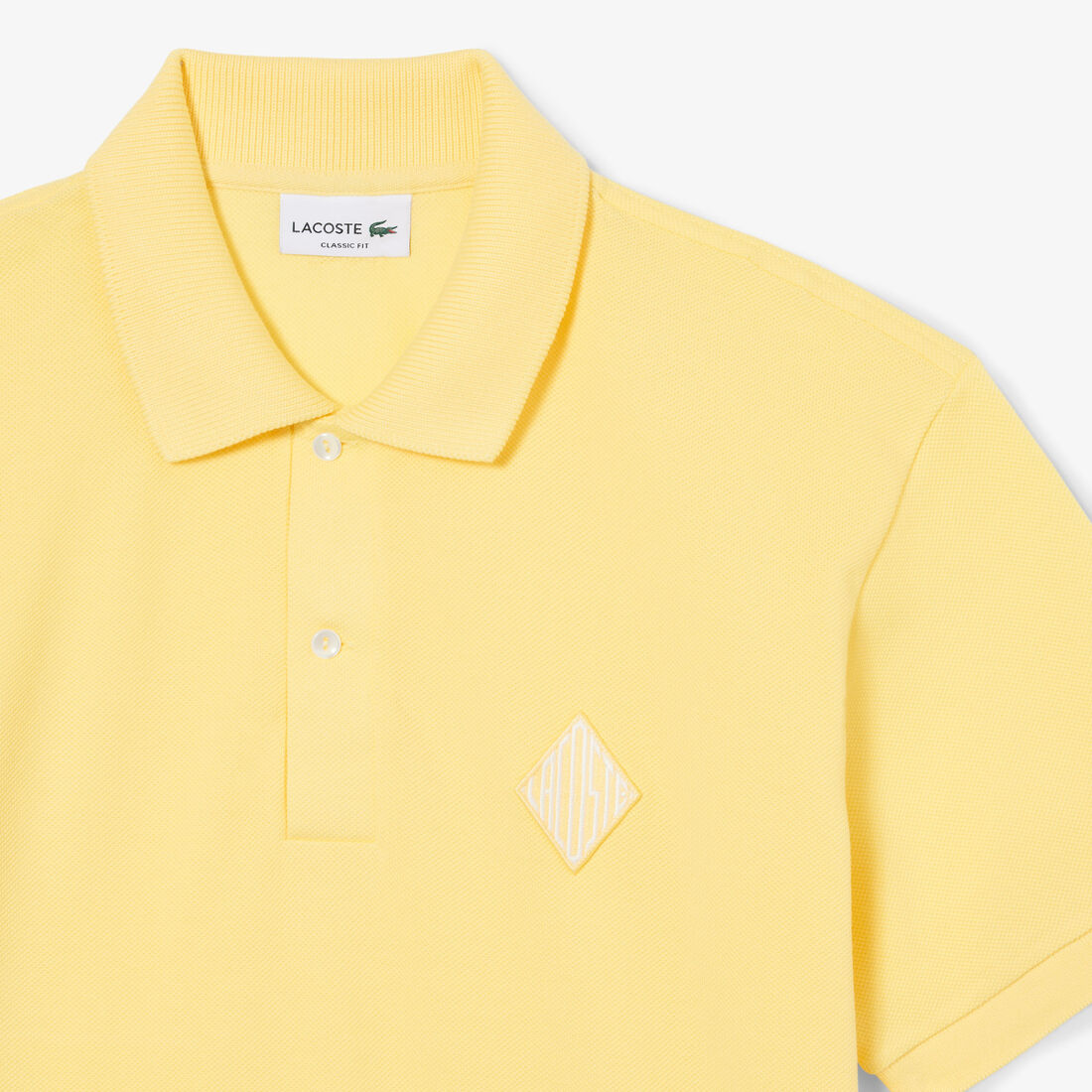 قميص بولو كلاسيكي بقصة كلاسيكية مزين بشعار الماركة قميص بولو كلاسيكي بقصة كلاسيكية مزين بشعار الماركة