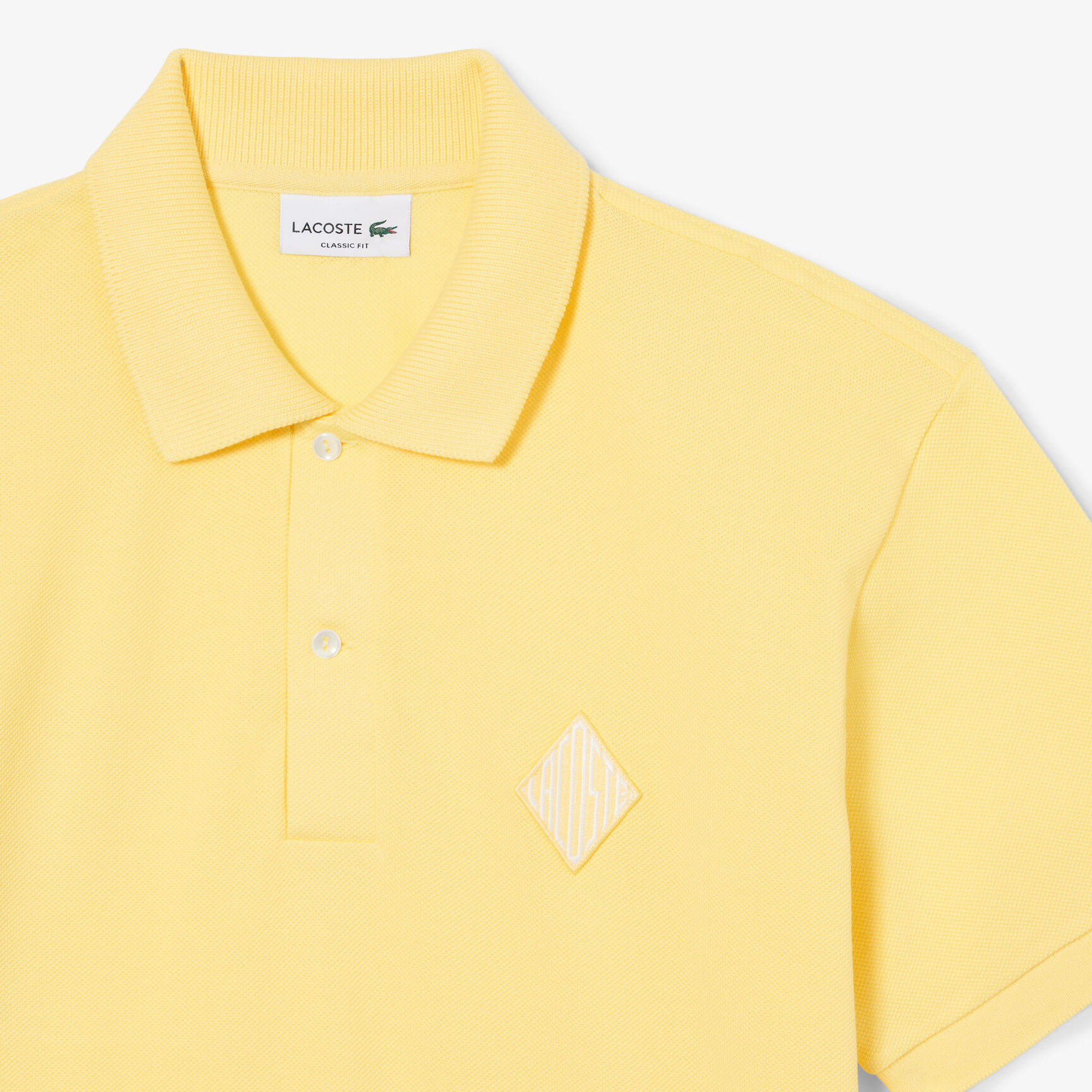 قميص بولو كلاسيكي بقصة كلاسيكية مزين بشعار الماركة قميص بولو كلاسيكي بقصة كلاسيكية مزين بشعار الماركة