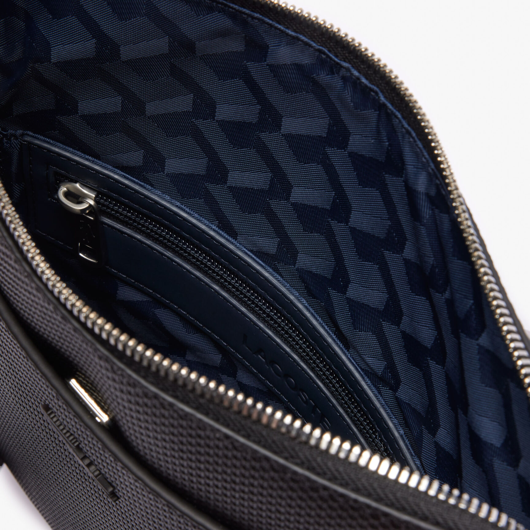 حقيبة مسطحة بسحّاب جلد بيكيه غير لامع للرجال مجموعة Chantaco حقيبة مسطحة بسحّاب جلد بيكيه غير لامع للرجال مجموعة Chantaco