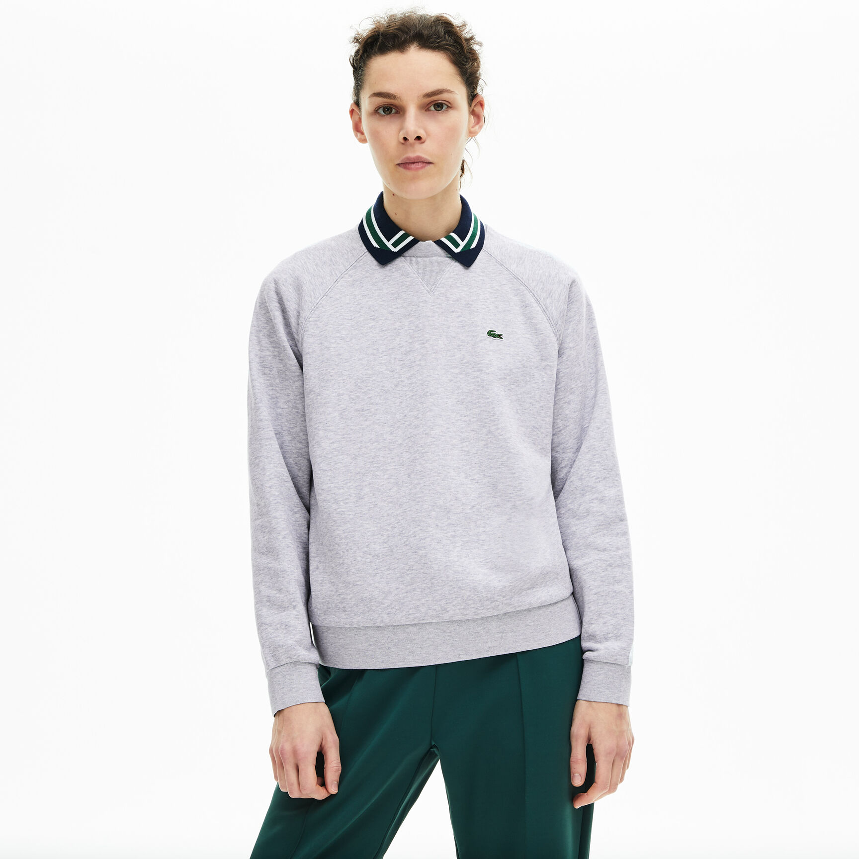 قميص ثقيل كلاسيكي للسيدات من الصوف بفتحة رقبة مستديرة